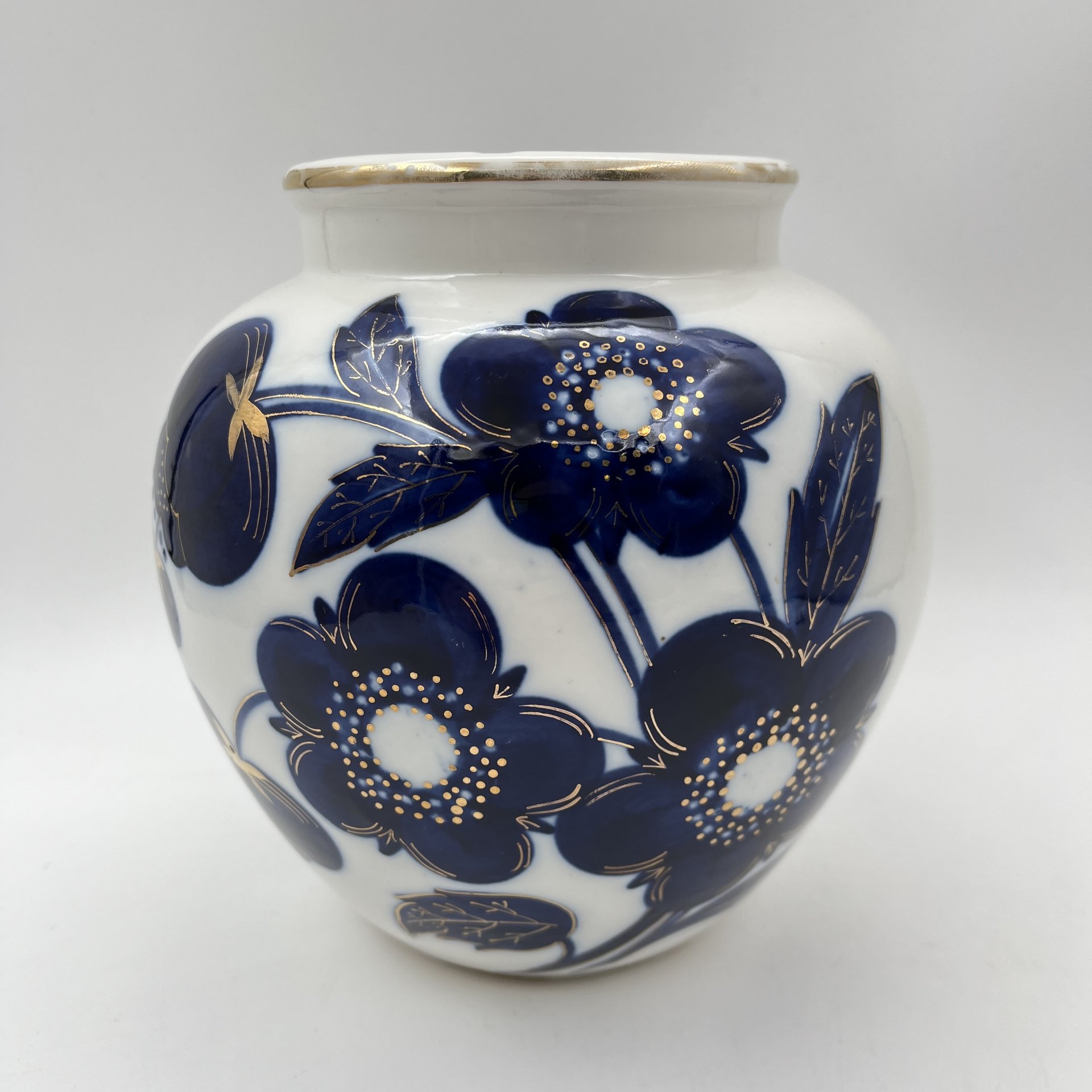 Ваза "Синие цветы", автор формы Яковлева С.Е., автор рисунка Яцкевич А.А., фарфор, роспись кобальтом, золочение, Ленинградский фарфоровый завод (ЛФЗ), СССР, 1950-1970 гг.