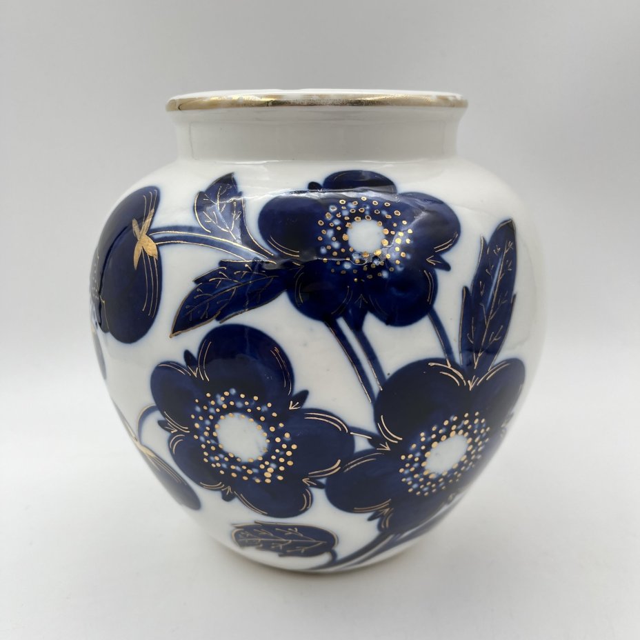 Ваза "Синие цветы", автор формы Яковлева С.Е., автор рисунка Яцкевич А.А., фарфор, роспись кобальтом, золочение, Ленинградский фарфоровый завод (ЛФЗ), СССР, 1950-1970 гг.