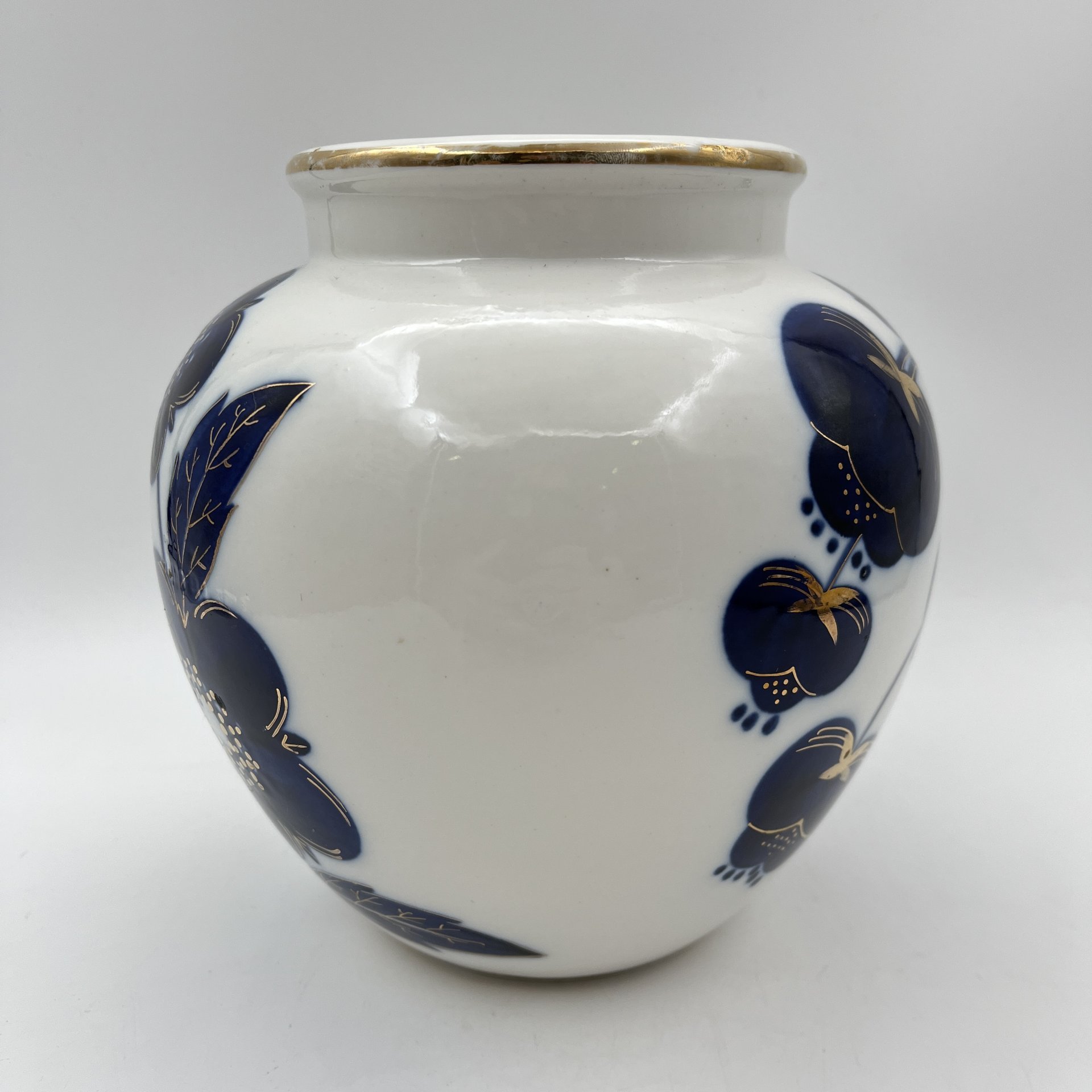 Ваза "Синие цветы", автор формы Яковлева С.Е., автор рисунка Яцкевич А.А., фарфор, роспись кобальтом, золочение, Ленинградский фарфоровый завод (ЛФЗ), СССР, 1950-1970 гг.