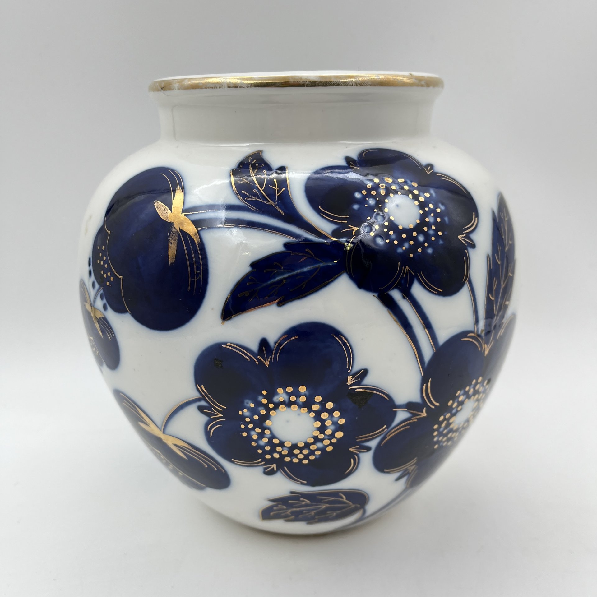 Ваза "Синие цветы", автор формы Яковлева С.Е., автор рисунка Яцкевич А.А., фарфор, роспись кобальтом, золочение, Ленинградский фарфоровый завод (ЛФЗ), СССР, 1950-1970 гг.
