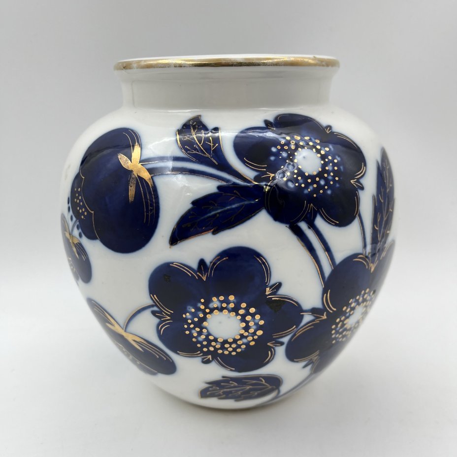 Ваза "Синие цветы", автор формы Яковлева С.Е., автор рисунка Яцкевич А.А., фарфор, роспись кобальтом, золочение, Ленинградский фарфоровый завод (ЛФЗ), СССР, 1950-1970 гг.