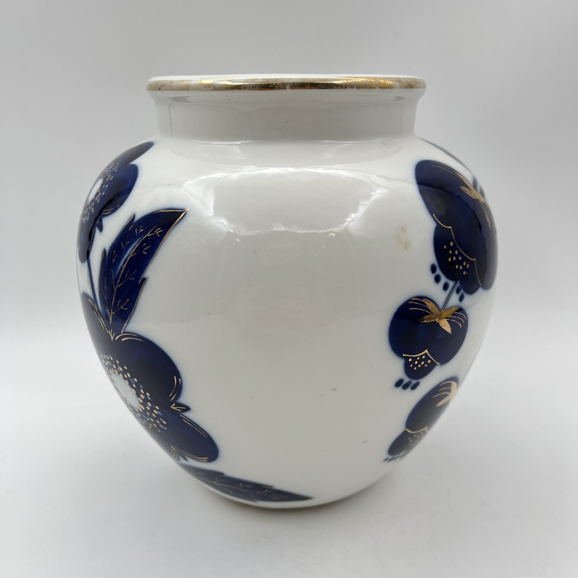 Ваза "Синие цветы", автор формы Яковлева С.Е., автор рисунка Яцкевич А.А., фарфор, роспись кобальтом, золочение, Ленинградский фарфоровый завод (ЛФЗ), СССР, 1950-1970 гг.