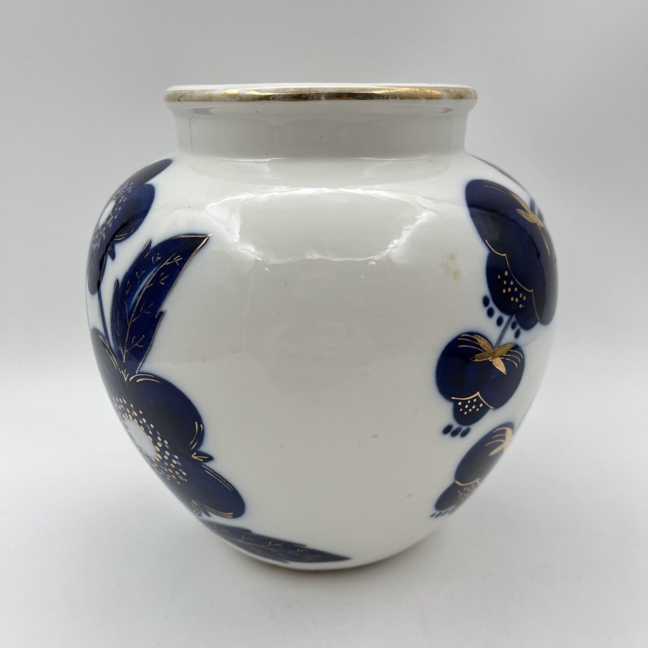 Ваза "Синие цветы", автор формы Яковлева С.Е., автор рисунка Яцкевич А.А., фарфор, роспись кобальтом, золочение, Ленинградский фарфоровый завод (ЛФЗ), СССР, 1950-1970 гг.