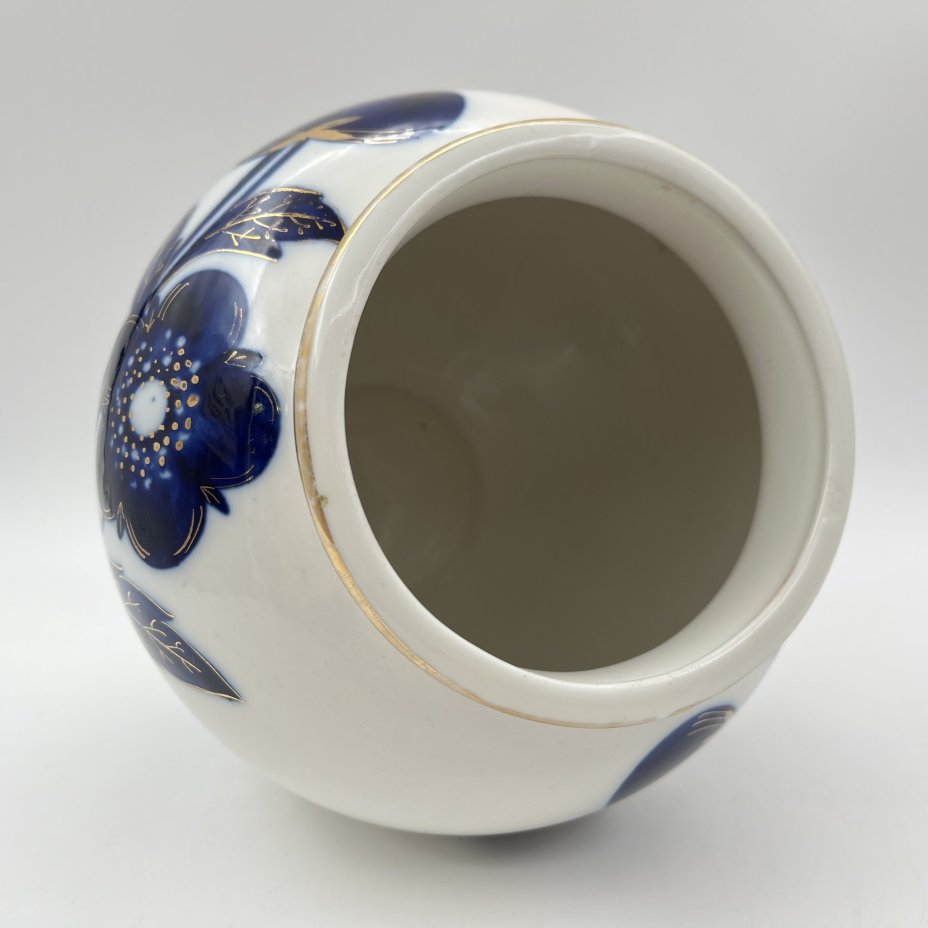 Ваза "Синие цветы", автор формы Яковлева С.Е., автор рисунка Яцкевич А.А., фарфор, роспись кобальтом, золочение, Ленинградский фарфоровый завод (ЛФЗ), СССР, 1950-1970 гг.