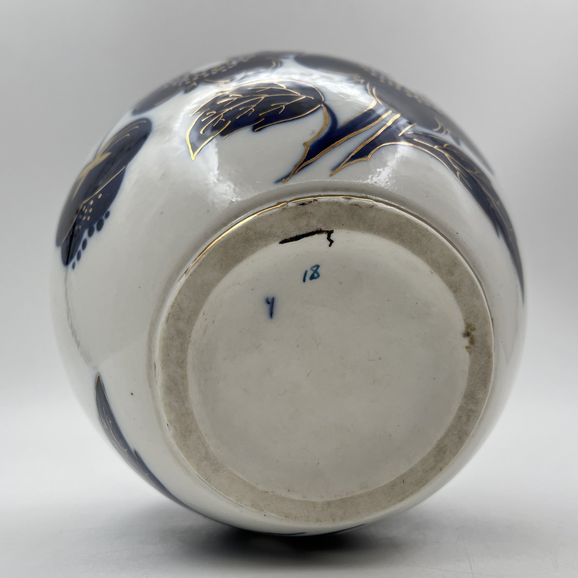 Ваза "Синие цветы", автор формы Яковлева С.Е., автор рисунка Яцкевич А.А., фарфор, роспись кобальтом, золочение, Ленинградский фарфоровый завод (ЛФЗ), СССР, 1950-1970 гг.