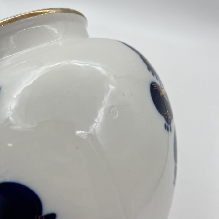 Ваза "Синие цветы", автор формы Яковлева С.Е., автор рисунка Яцкевич А.А., фарфор, роспись кобальтом, золочение, Ленинградский фарфоровый завод (ЛФЗ), СССР, 1950-1970 гг.