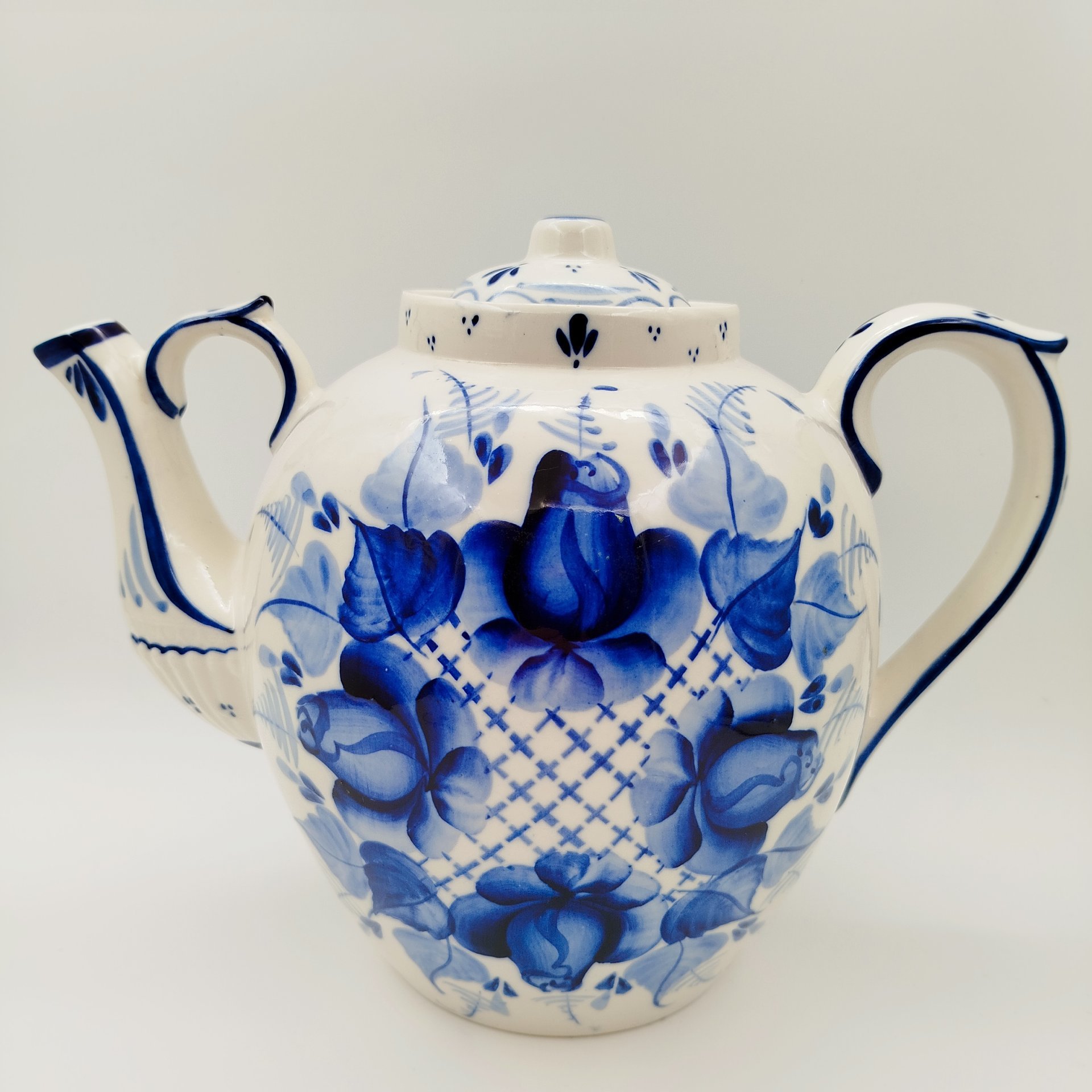 Чайник доливной с цветочным декором, автор Шипоренков В.А., фарфор, роспись, Гжельский фарфоровый завод, СССР, 1970-1990 гг.