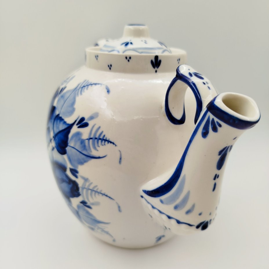 Чайник доливной с цветочным декором, автор Шипоренков В.А., фарфор, роспись, Гжельский фарфоровый завод, СССР, 1970-1990 гг.