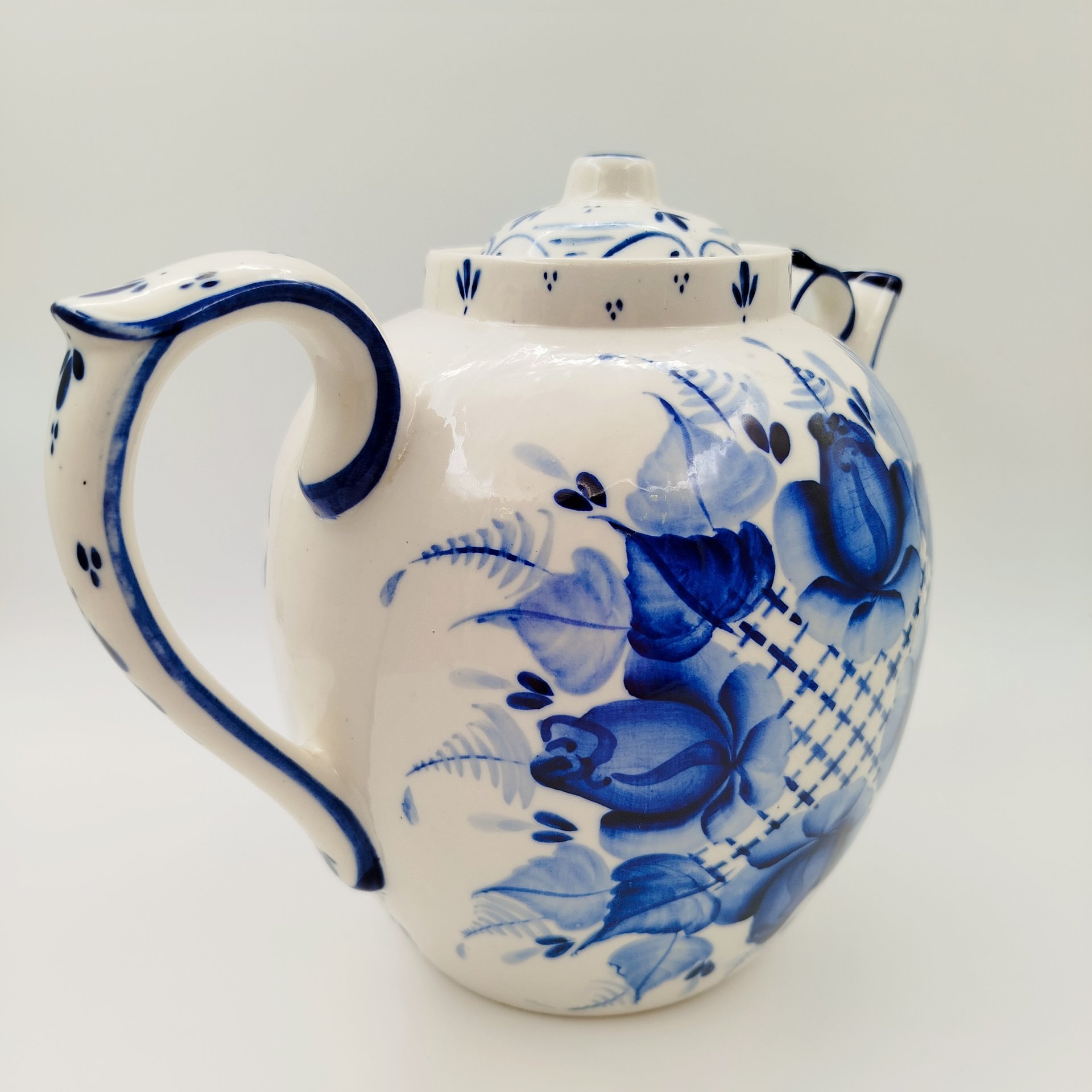 Чайник доливной с цветочным декором, автор Шипоренков В.А., фарфор, роспись, Гжельский фарфоровый завод, СССР, 1970-1990 гг.