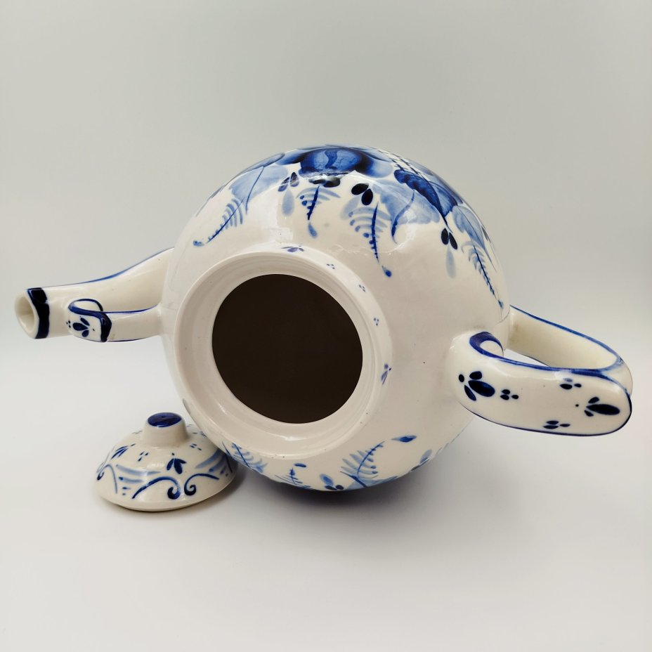 Чайник доливной с цветочным декором, автор Шипоренков В.А., фарфор, роспись, Гжельский фарфоровый завод, СССР, 1970-1990 гг.