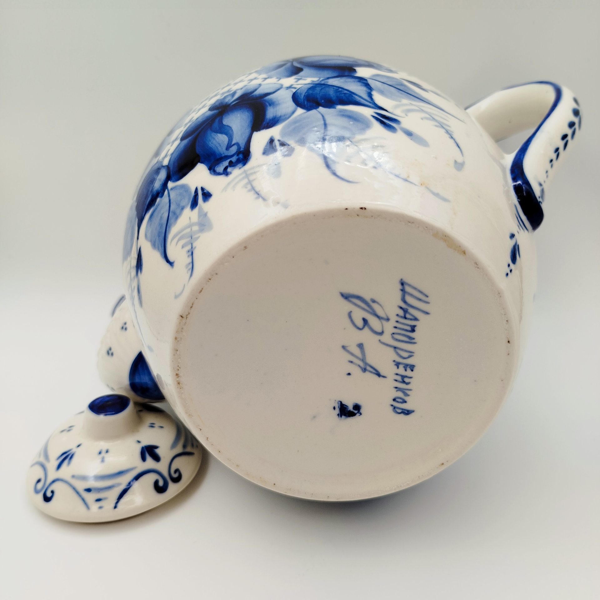 Чайник доливной с цветочным декором, автор Шипоренков В.А., фарфор, роспись, Гжельский фарфоровый завод, СССР, 1970-1990 гг.