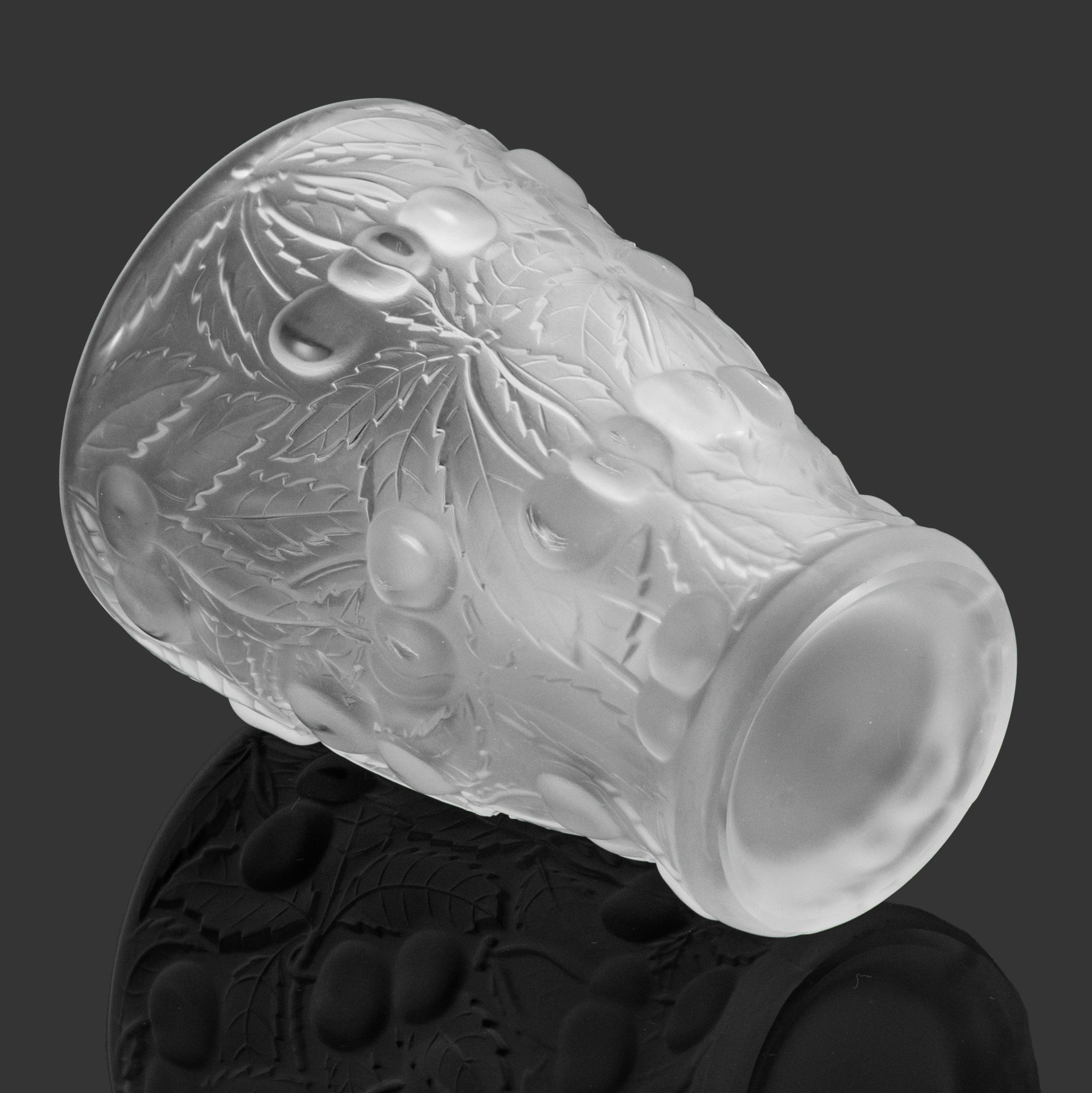 Ваза "Вишни" (Barolac), матовое стекло, пресс, Josef Inwald, Чехословакия, 1930-1940 гг.