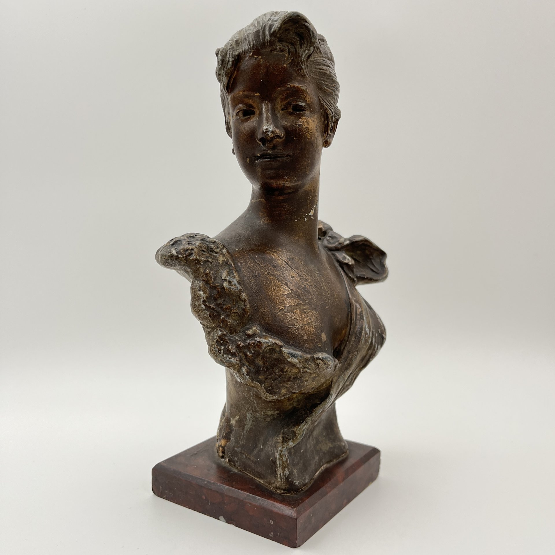 Бюст "Юная красавица", по модели скульптора Georges Van Der Straeten