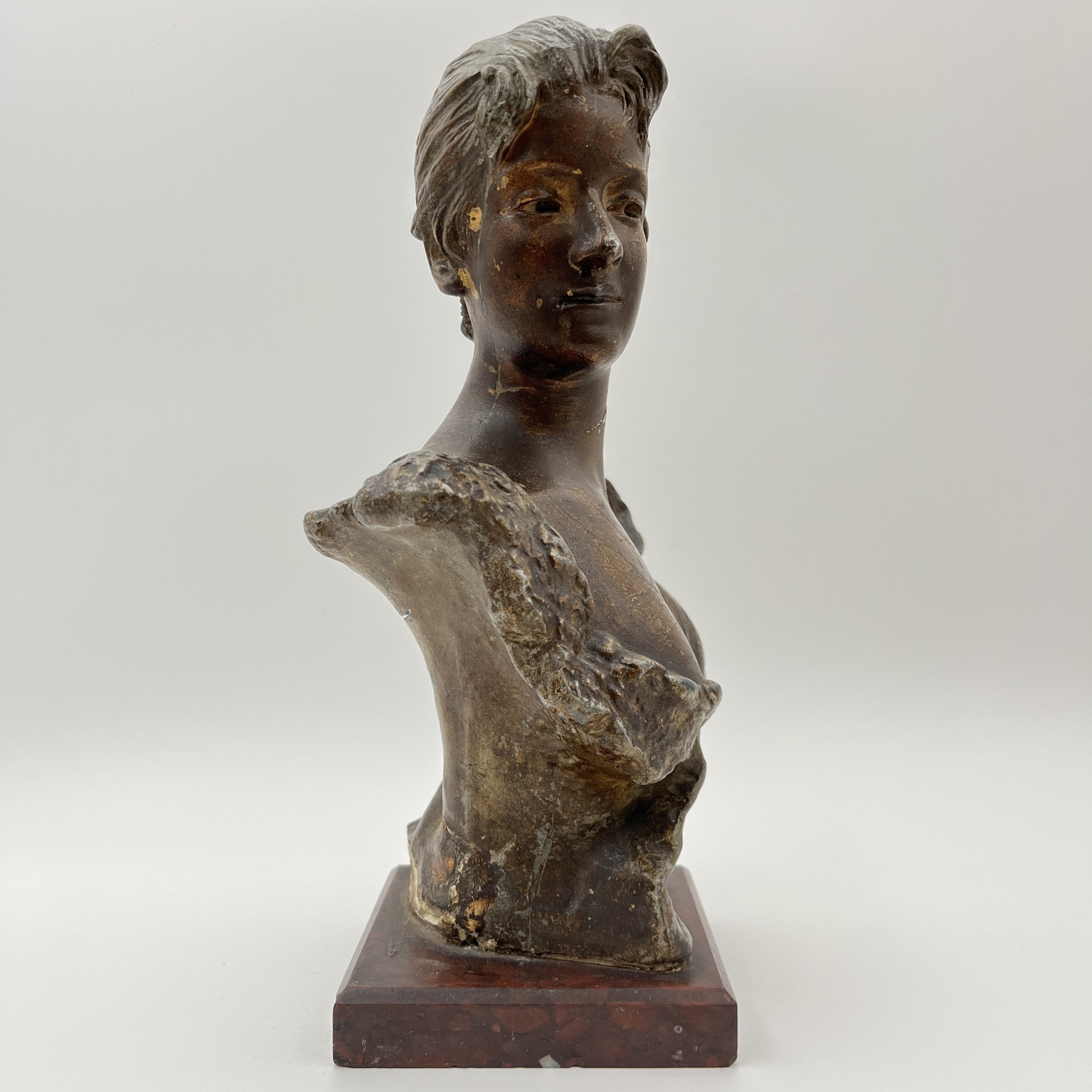 Бюст "Юная красавица", по модели скульптора Georges Van Der Straeten