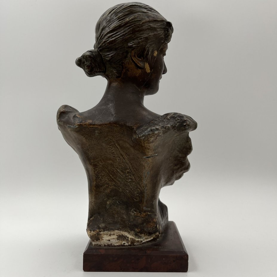 Бюст "Юная красавица", по модели скульптора Georges Van Der Straeten