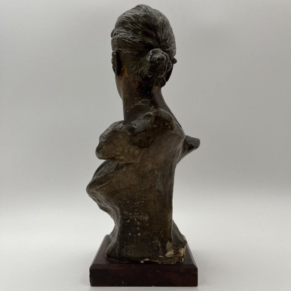 Бюст "Юная красавица", по модели скульптора Georges Van Der Straeten