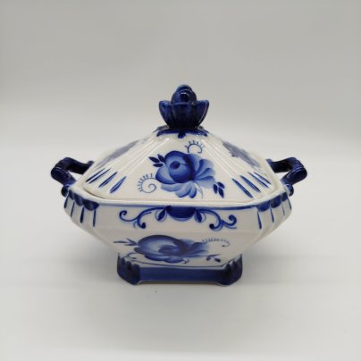 Сахарница (шкатулка), декорированная цветочным декором, фарфор, роспись, Объединение «Гжель», СССР, 1972-1985 гг.