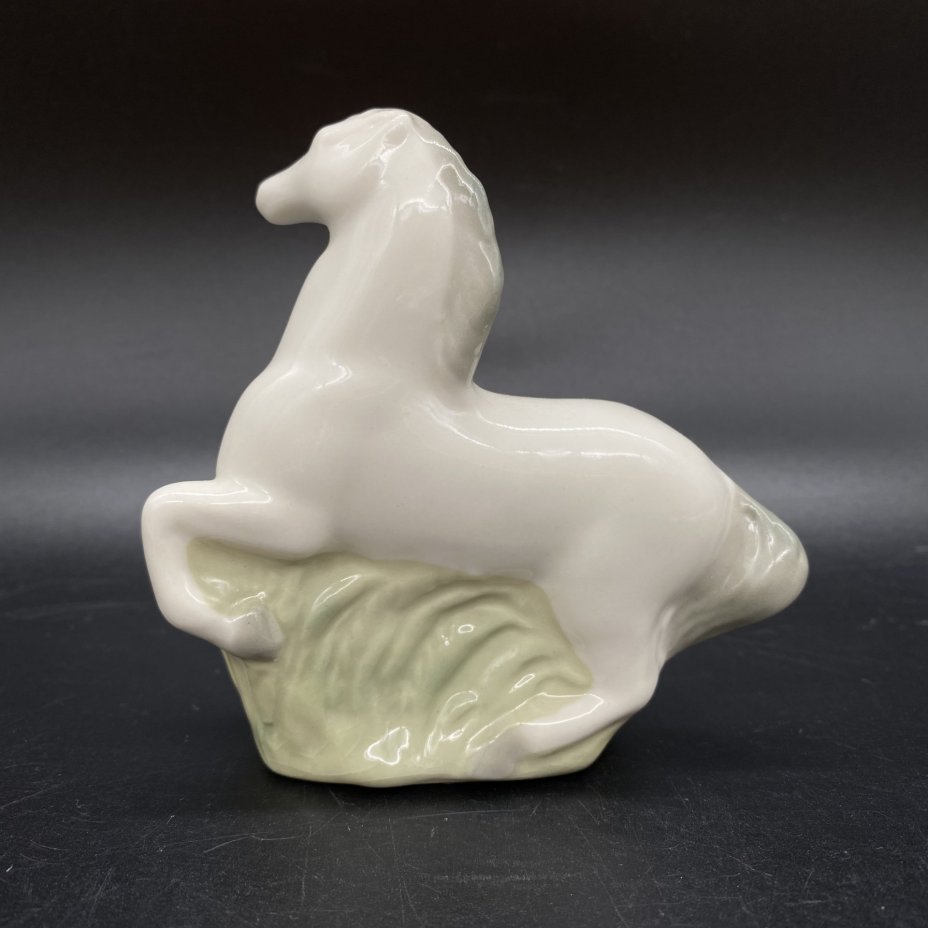Статуэтка "Конь", Ленинградский фарфоровый завод (ЛФЗ)