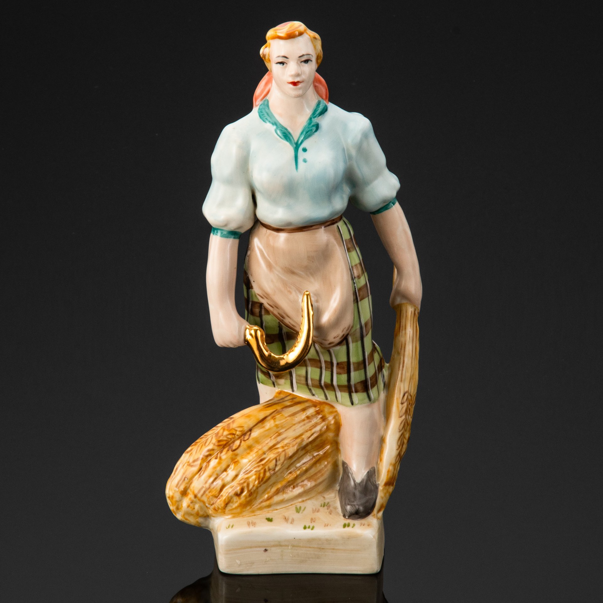 Статуэтка "Колхозница", автор Василий Иванович Присяжнюк, фарфор, роспись, золочение, Барановский фарфоровый завод, СССР, 1970-1990 гг.
