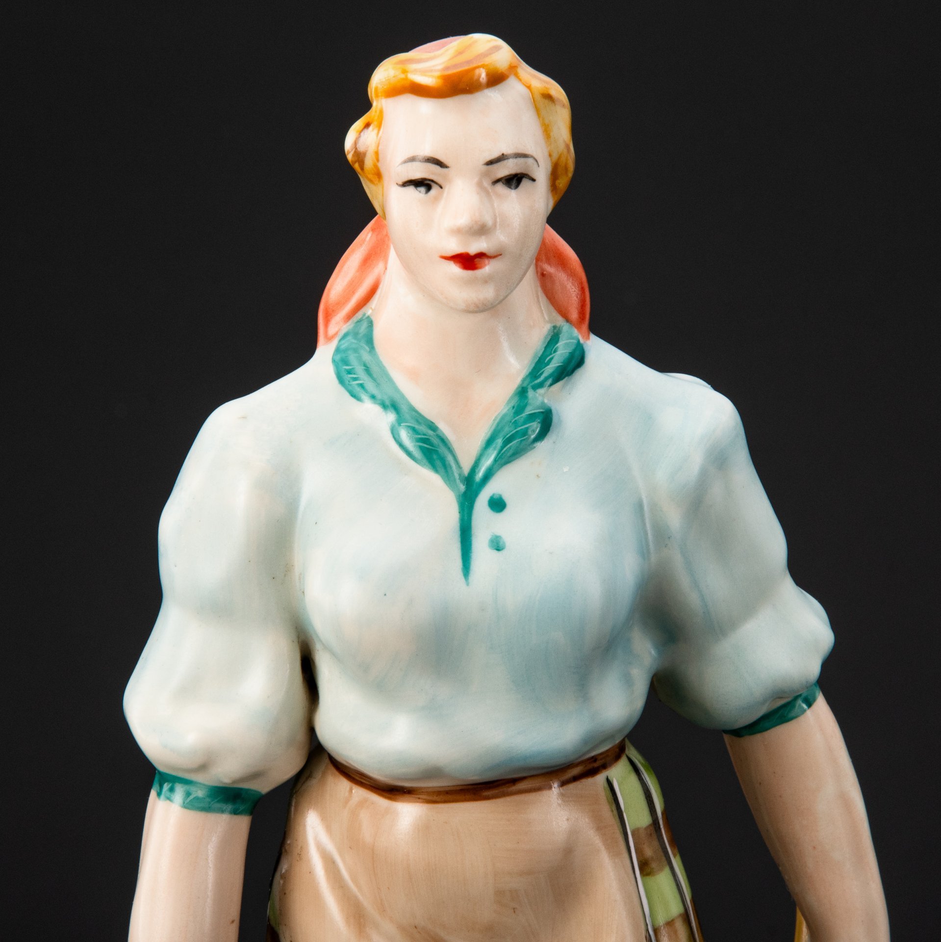 Статуэтка "Колхозница", автор Василий Иванович Присяжнюк, фарфор, роспись, золочение, Барановский фарфоровый завод, СССР, 1970-1990 гг.