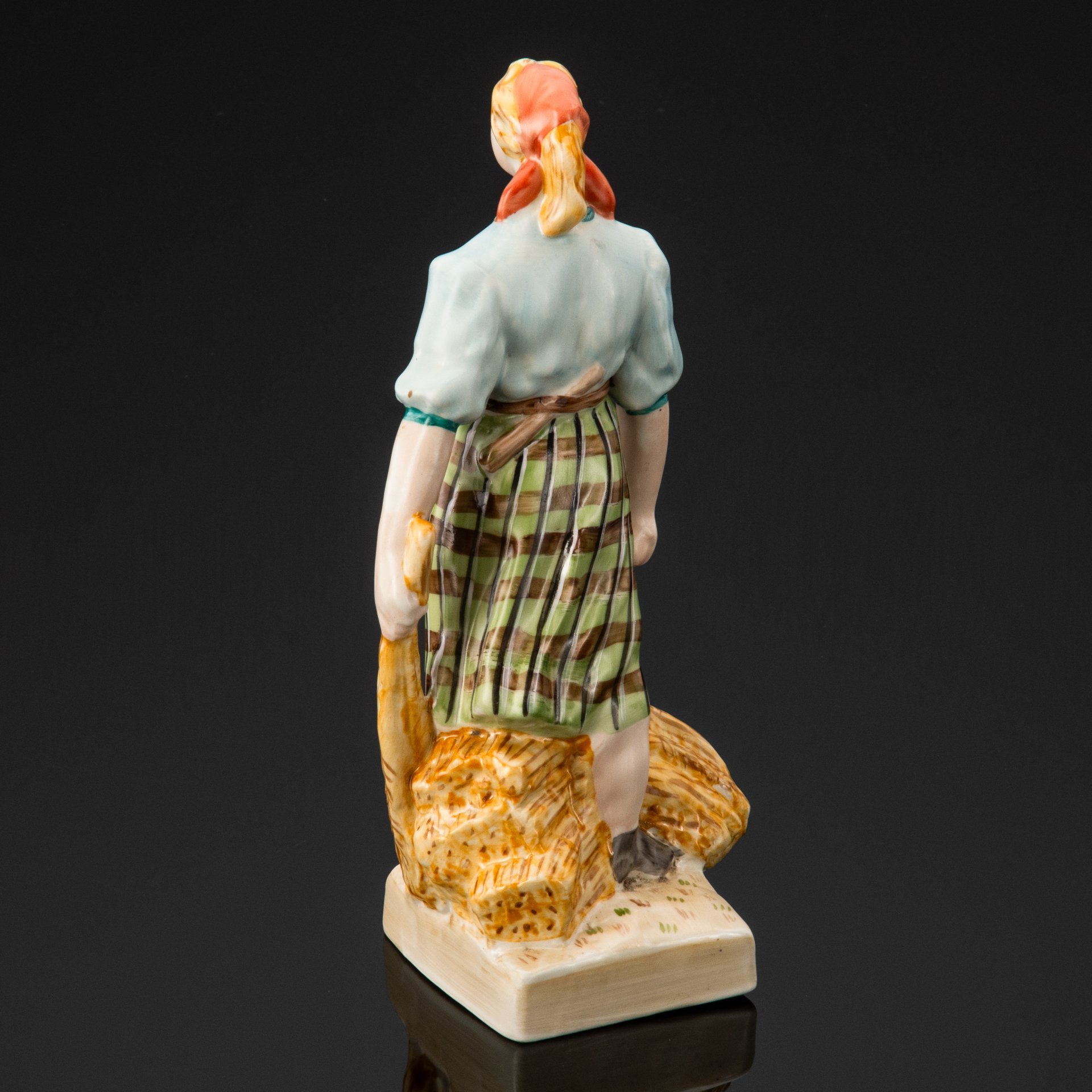 Статуэтка "Колхозница", автор Василий Иванович Присяжнюк, фарфор, роспись, золочение, Барановский фарфоровый завод, СССР, 1970-1990 гг.