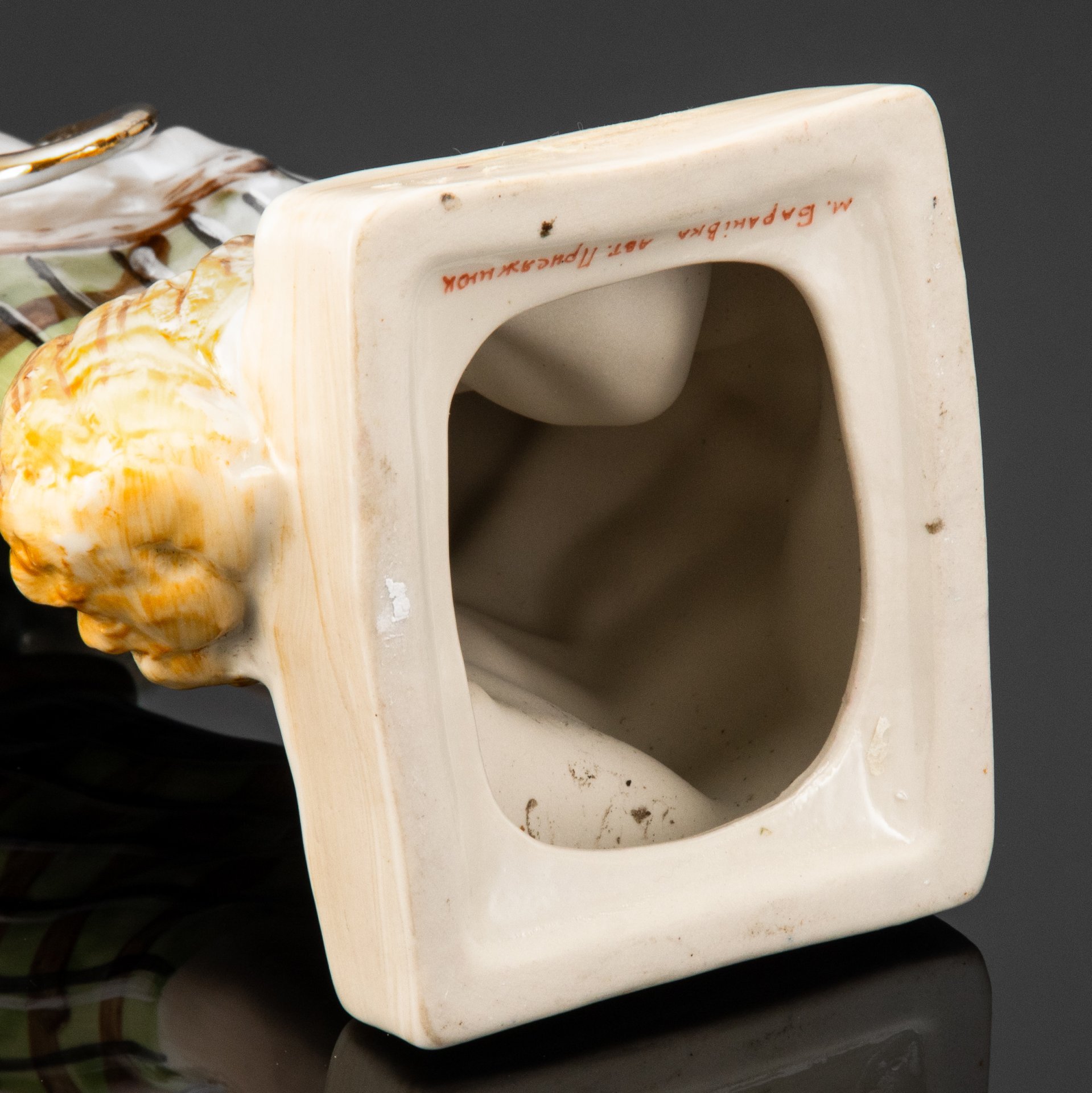 Статуэтка "Колхозница", автор Василий Иванович Присяжнюк, фарфор, роспись, золочение, Барановский фарфоровый завод, СССР, 1970-1990 гг.