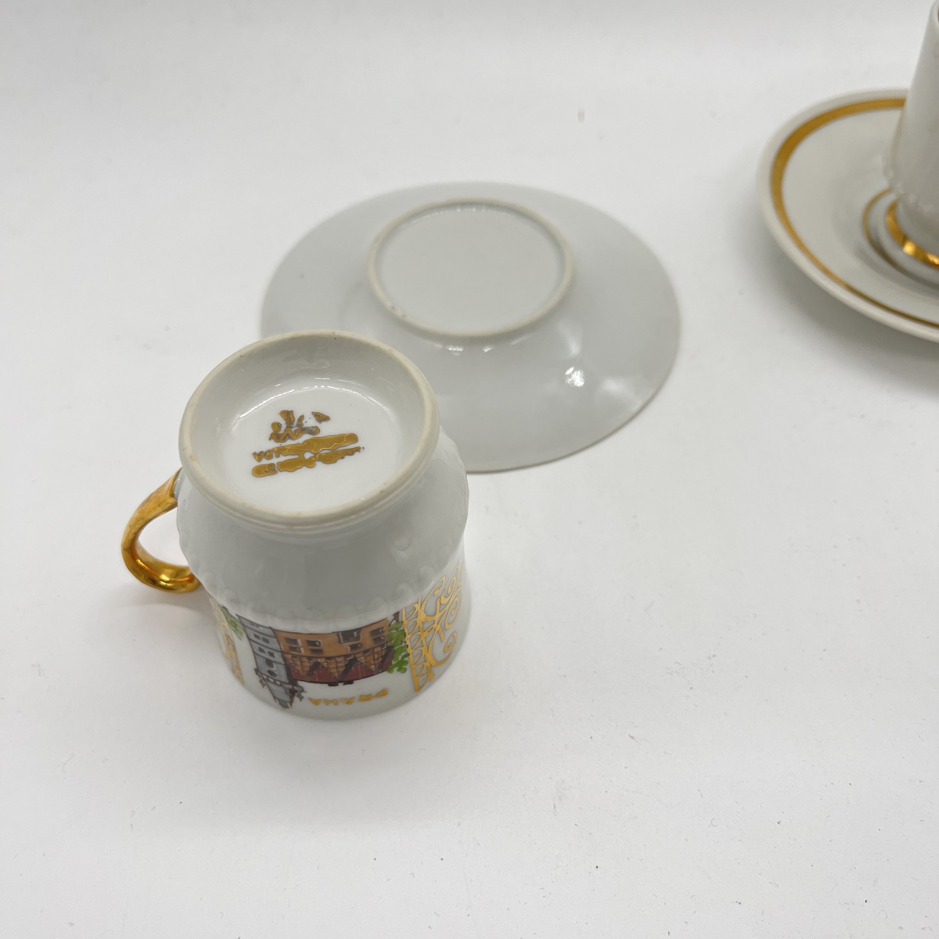 Набор из 2 кофейных пар с расписным изображением достопримечательностей Праги, фарфор, роспись,  золочение, Чехия, 1990-2000 гг.
