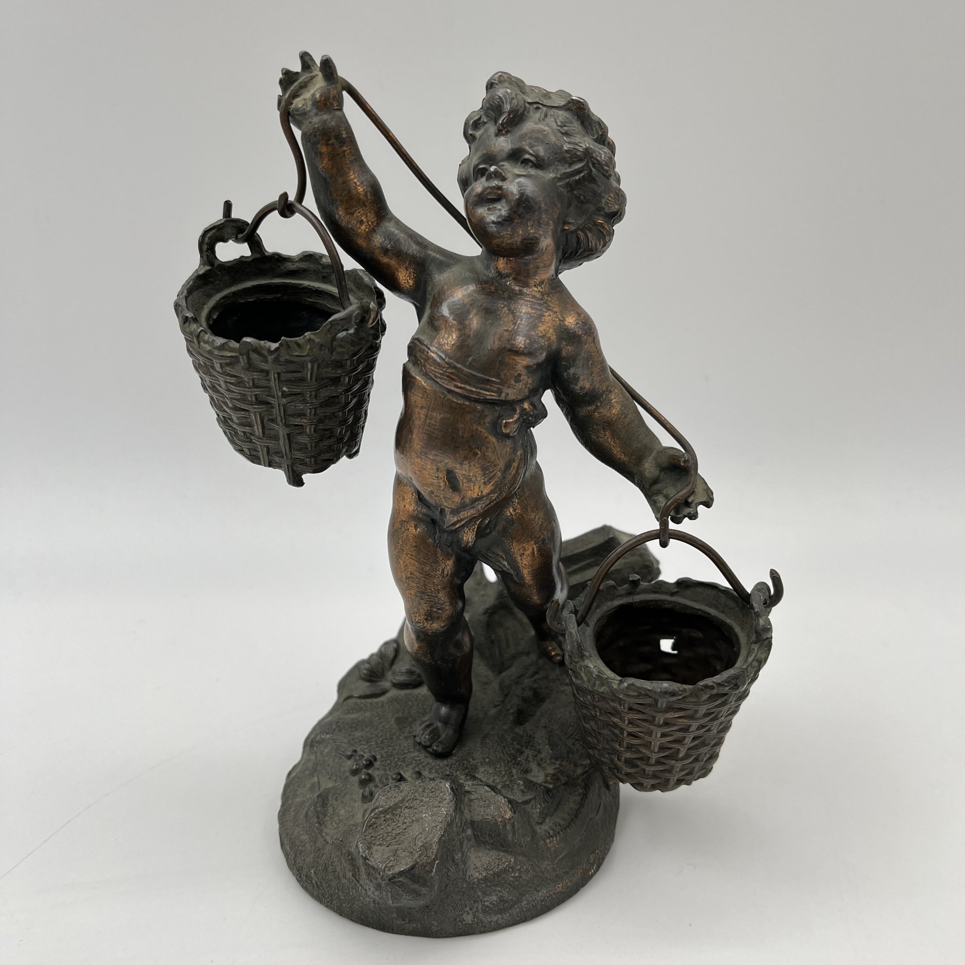 Статуэтка (солонка, перечница) "Путти- водонос "