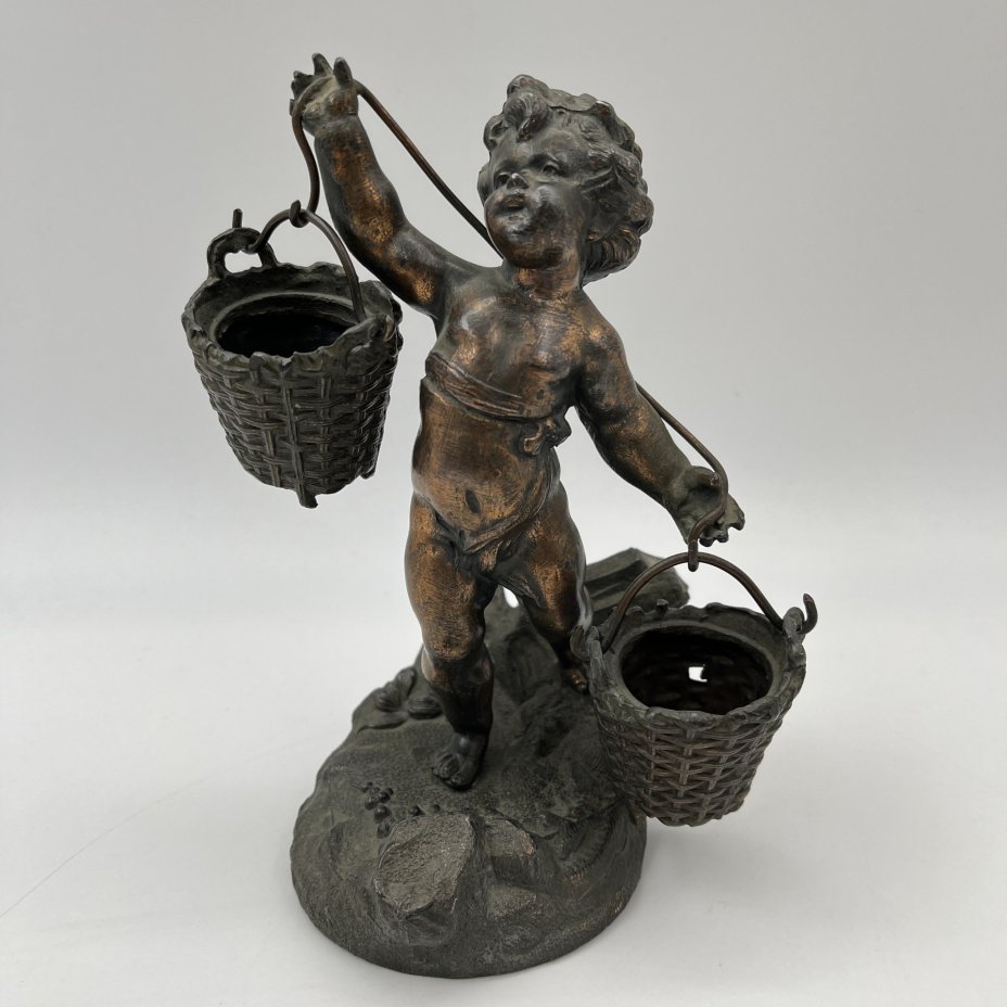 Статуэтка (солонка, перечница) "Путти- водонос "