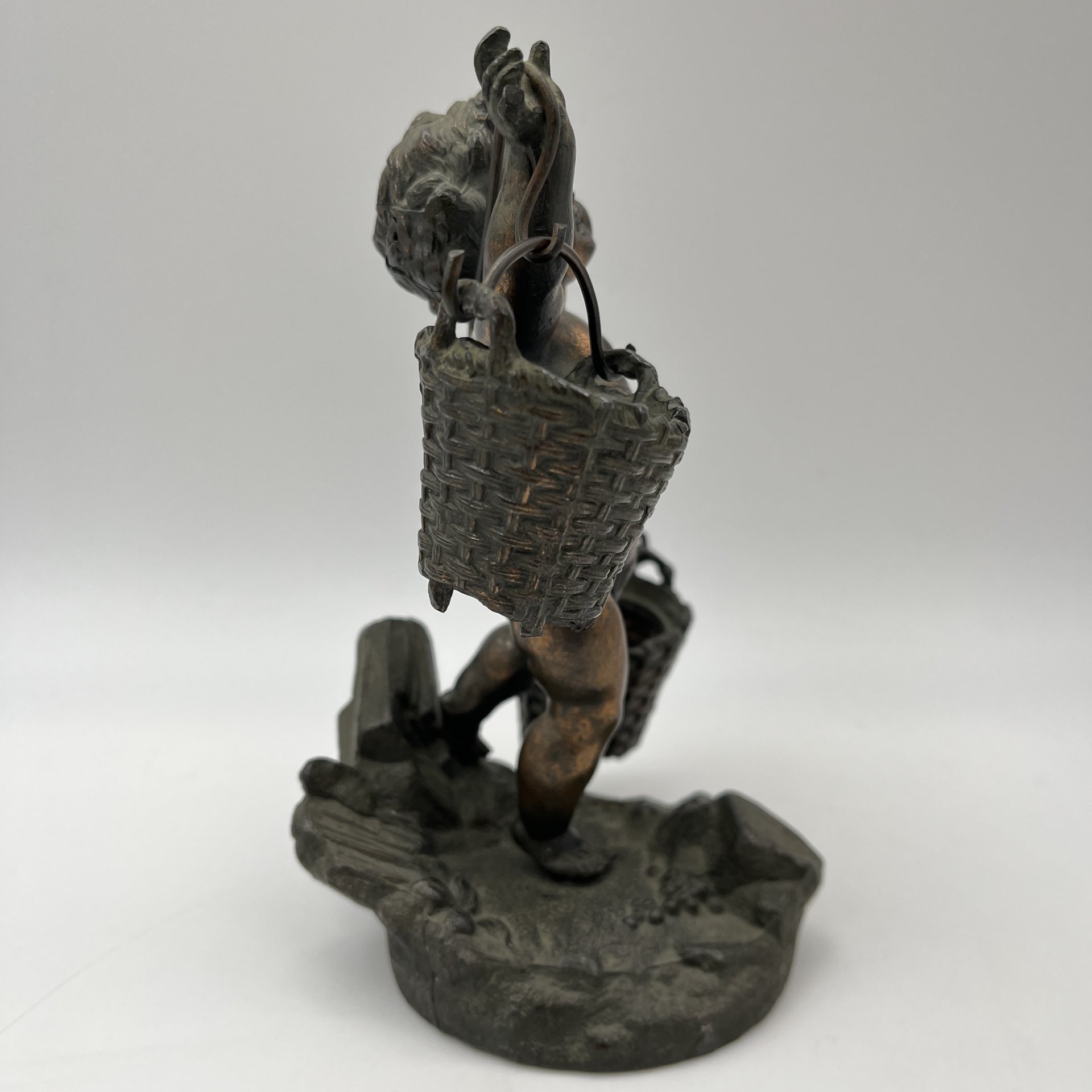 Статуэтка (солонка, перечница) "Путти- водонос "