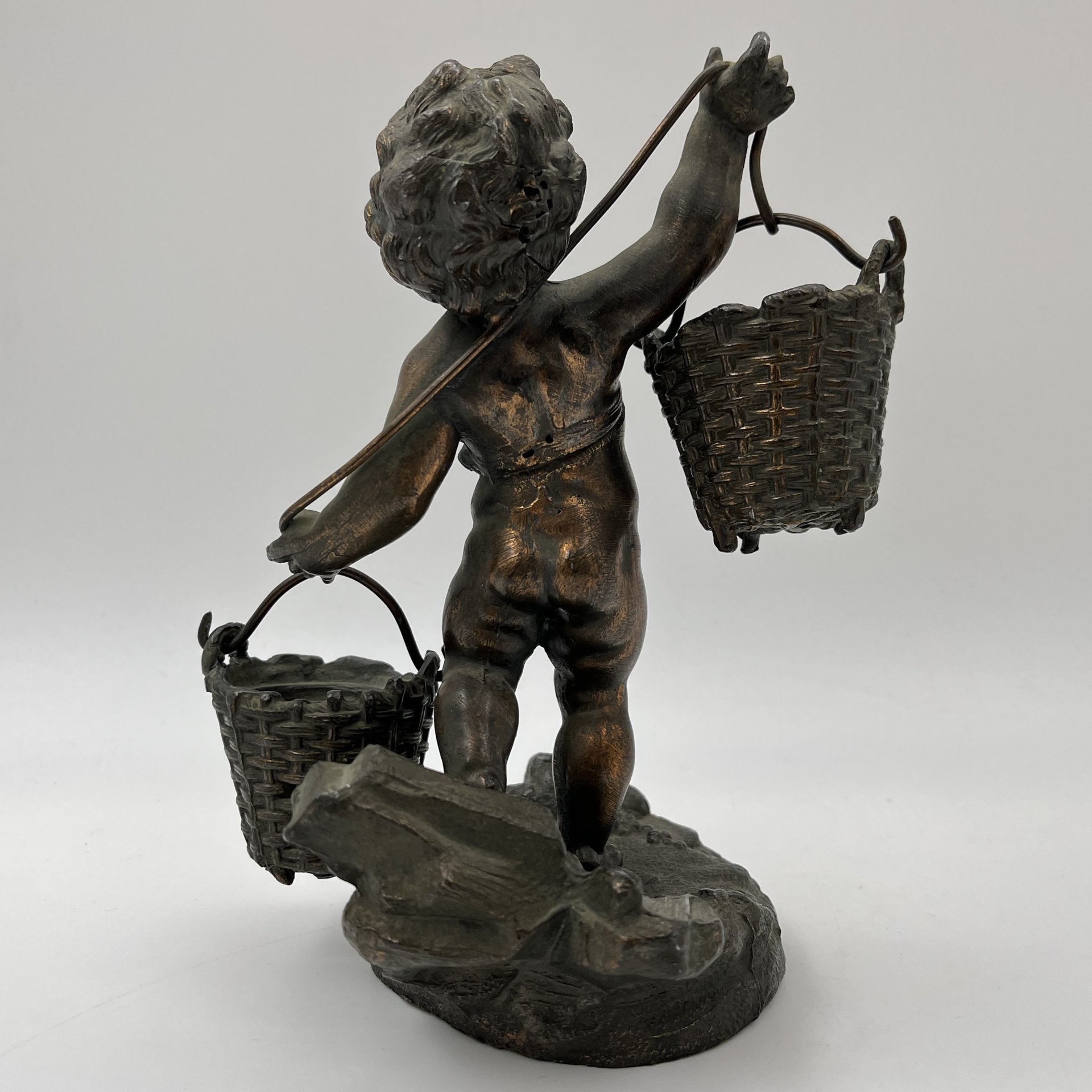 Статуэтка (солонка, перечница) "Путти- водонос "