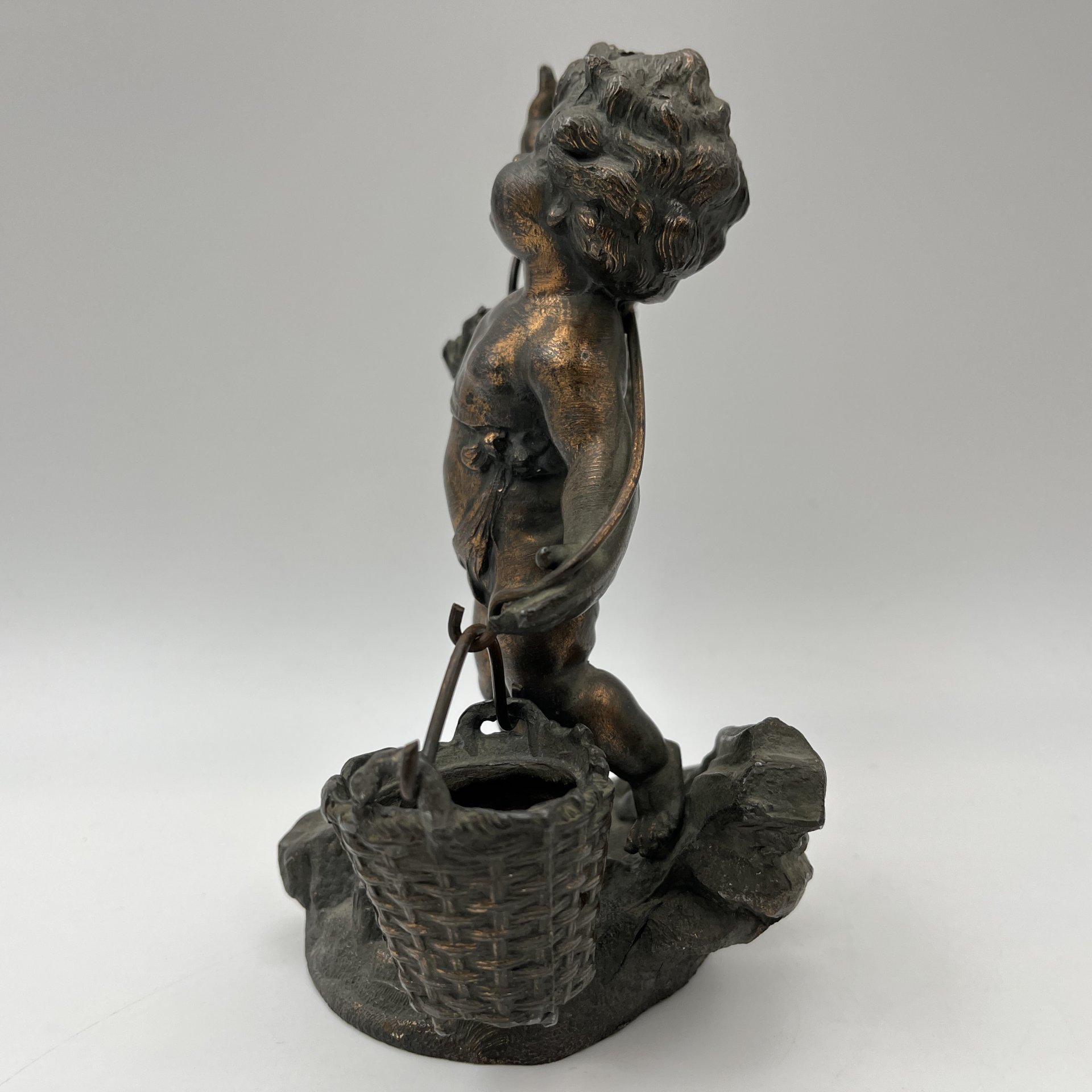 Статуэтка (солонка, перечница) "Путти- водонос "