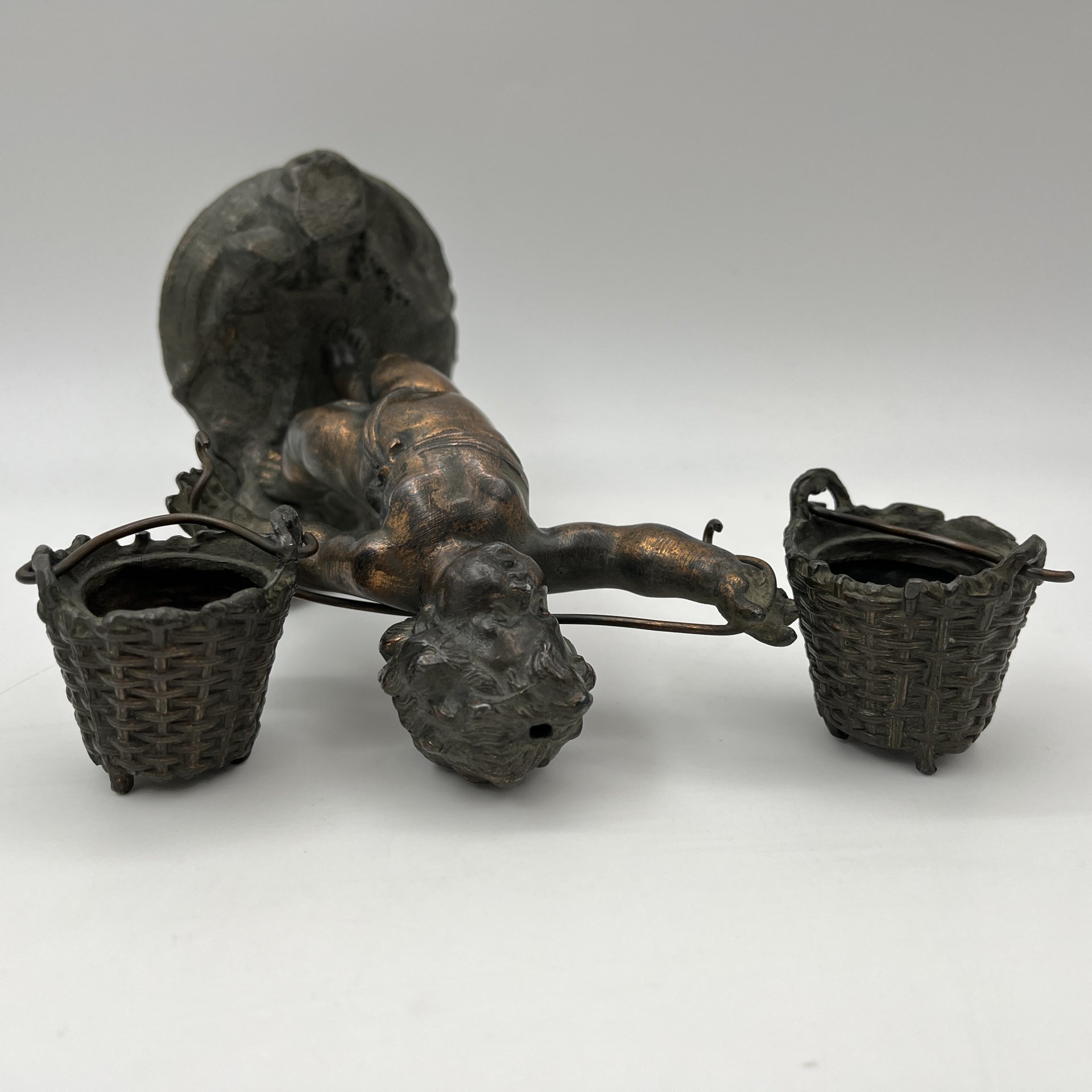 Статуэтка (солонка, перечница) "Путти- водонос "