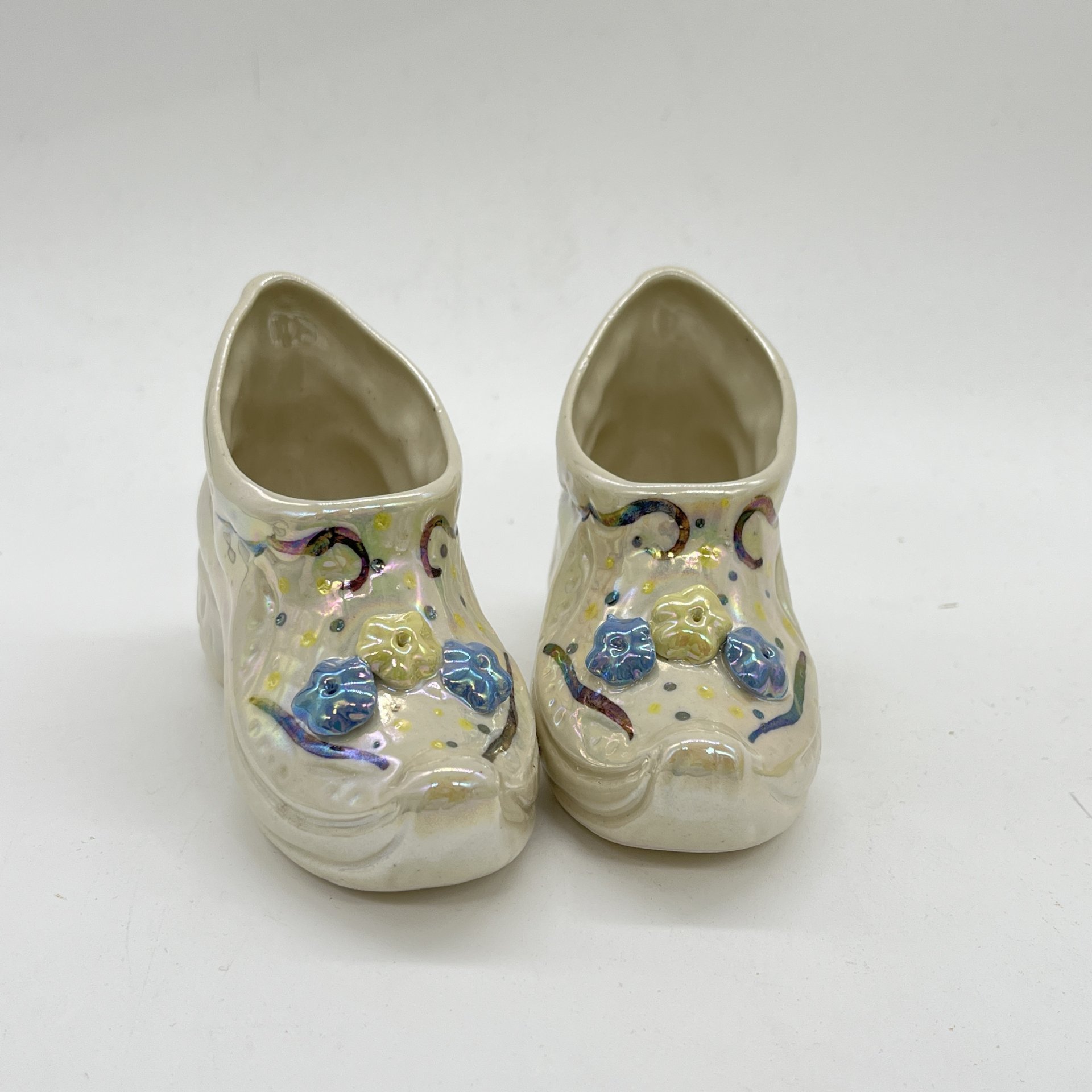 Набор из 2 статуэток "Башмачки", керамика, люстр, Кисловодский художественный промкомбинат (КХПК), Россия, 1980-2000 гг.