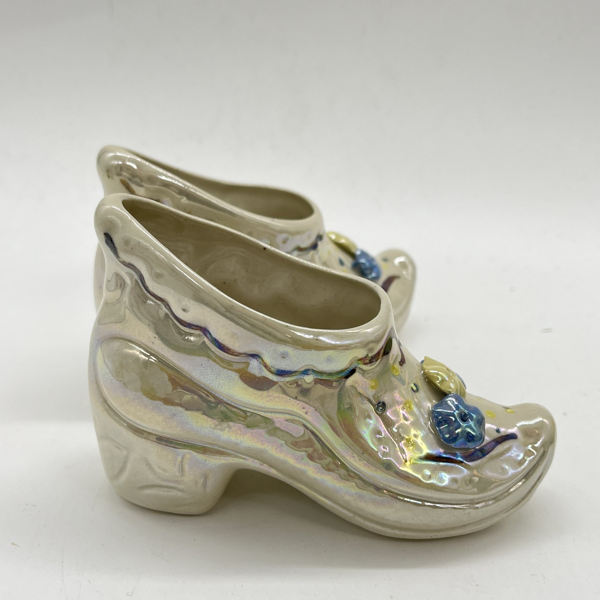 Набор из 2 статуэток "Башмачки", керамика, люстр, Кисловодский художественный промкомбинат (КХПК), Россия, 1980-2000 гг.