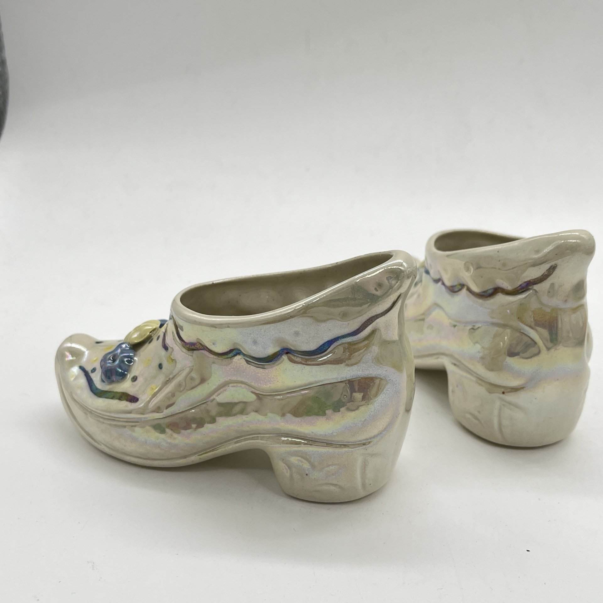 Набор из 2 статуэток "Башмачки", керамика, люстр, Кисловодский художественный промкомбинат (КХПК), Россия, 1980-2000 гг.