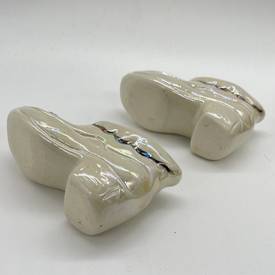 Набор из 2 статуэток "Башмачки", керамика, люстр, Кисловодский художественный промкомбинат (КХПК), Россия, 1980-2000 гг.