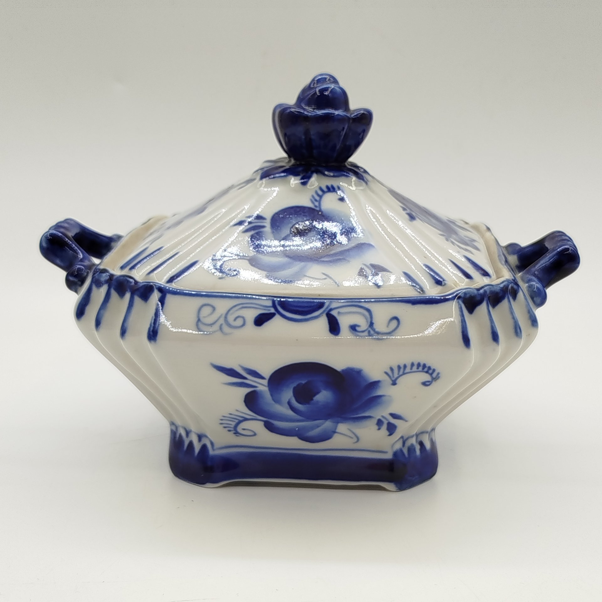 Шкатулка, украшенная цветочным декором, фарфор, роспись, Объединение «Гжель», СССР, 1972-1985 гг.