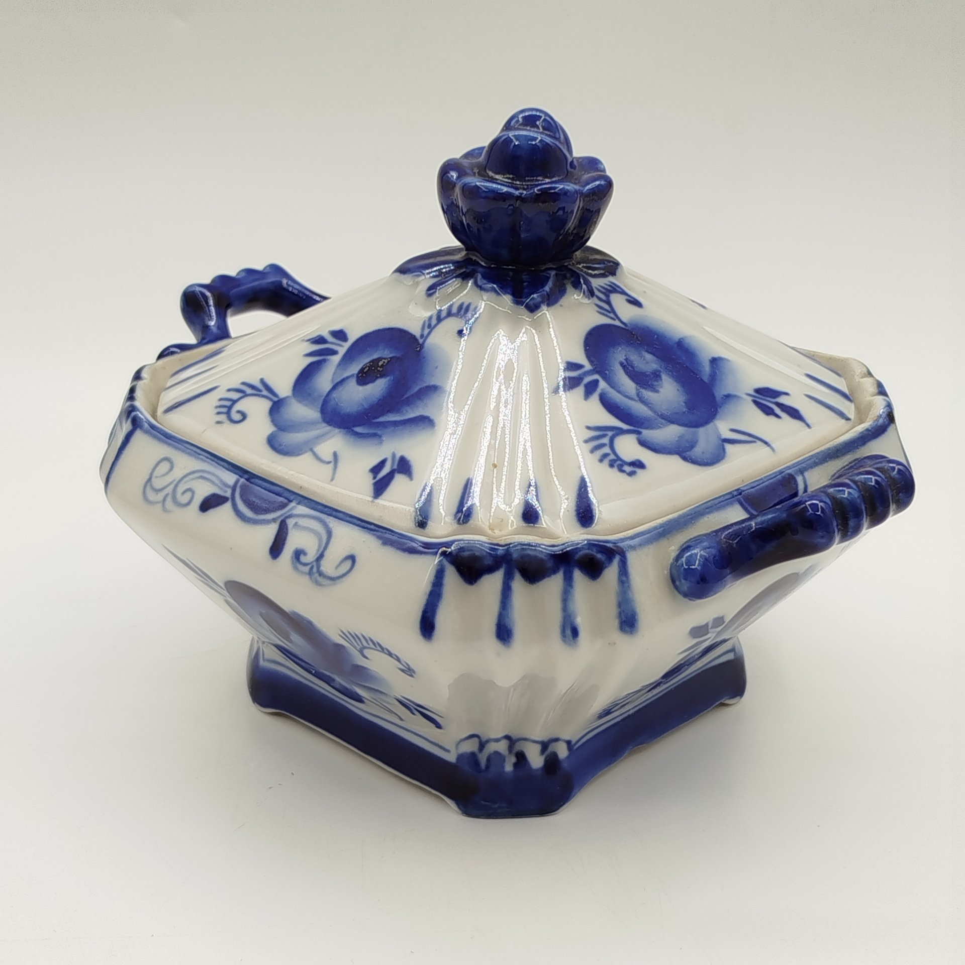 Шкатулка, украшенная цветочным декором, фарфор, роспись, Объединение «Гжель», СССР, 1972-1985 гг.