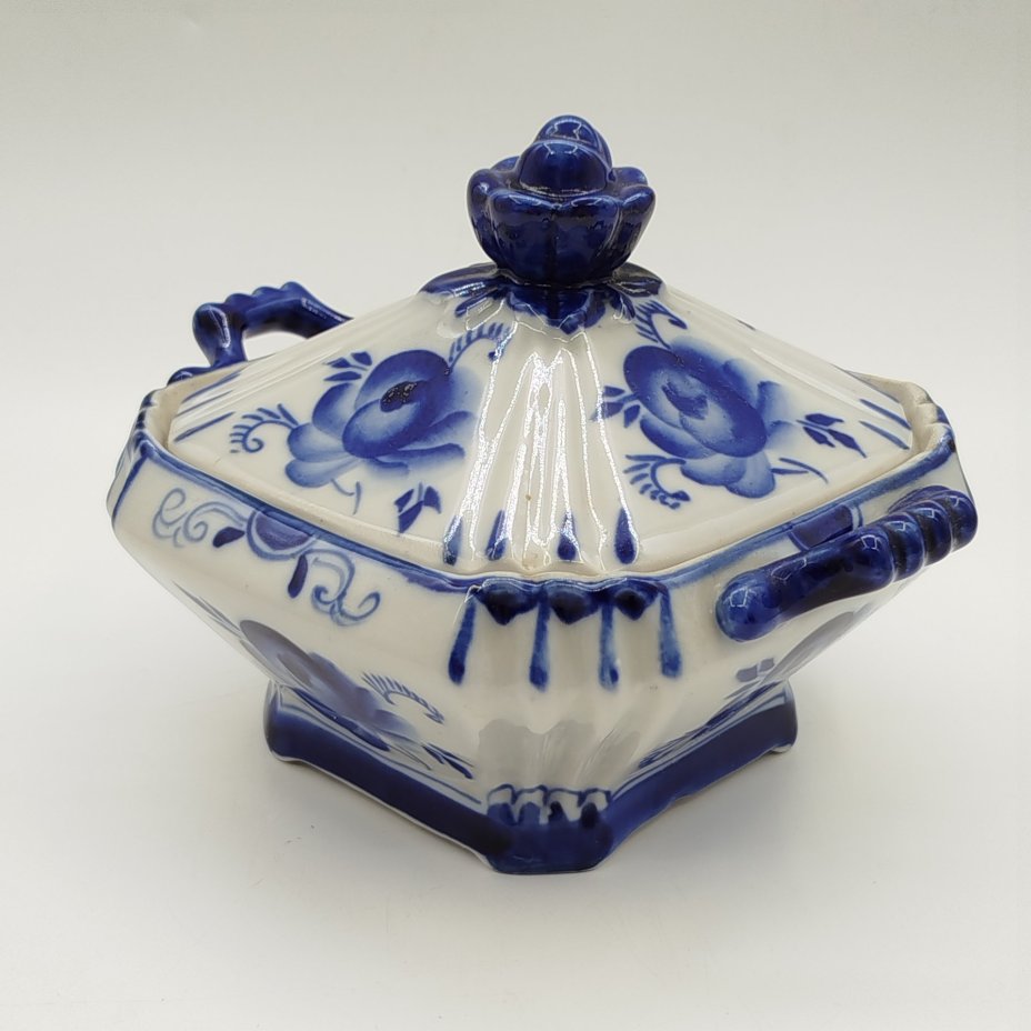 Шкатулка, украшенная цветочным декором