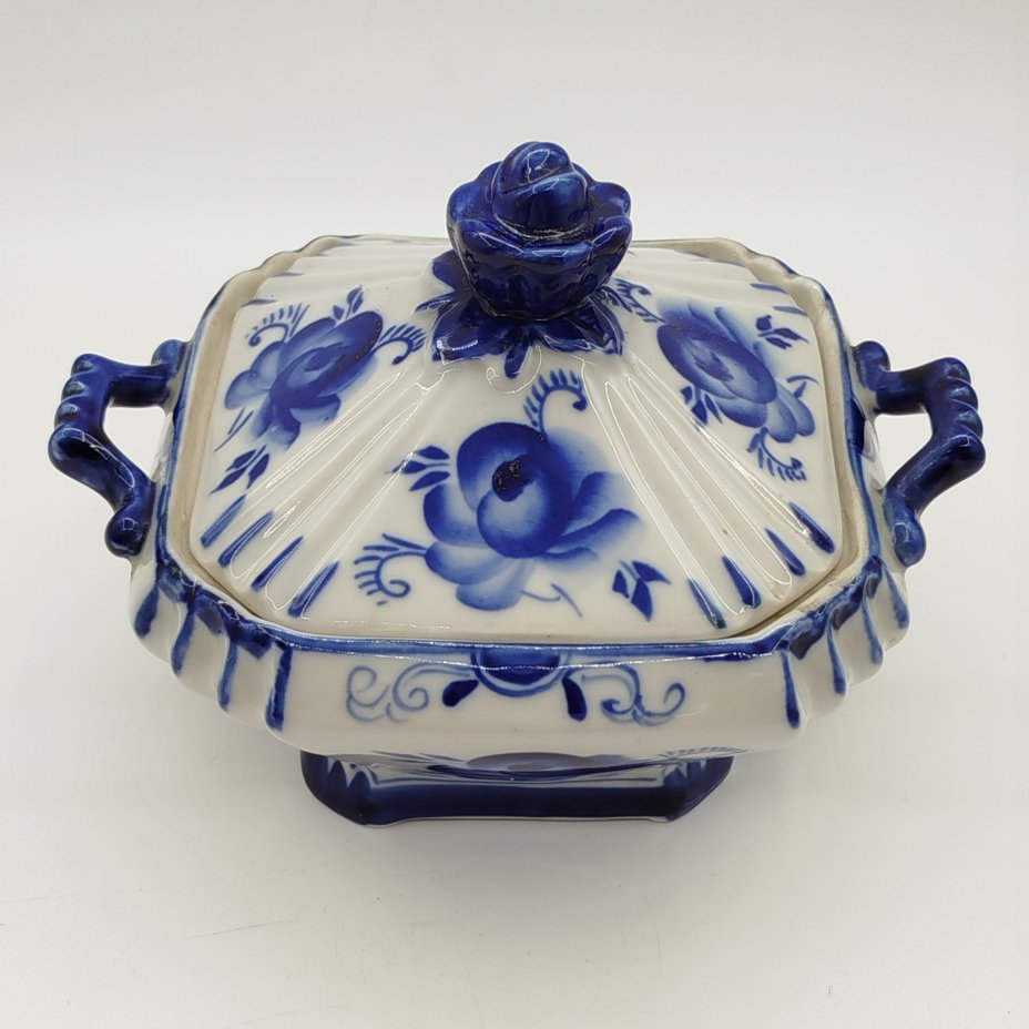 Шкатулка, украшенная цветочным декором