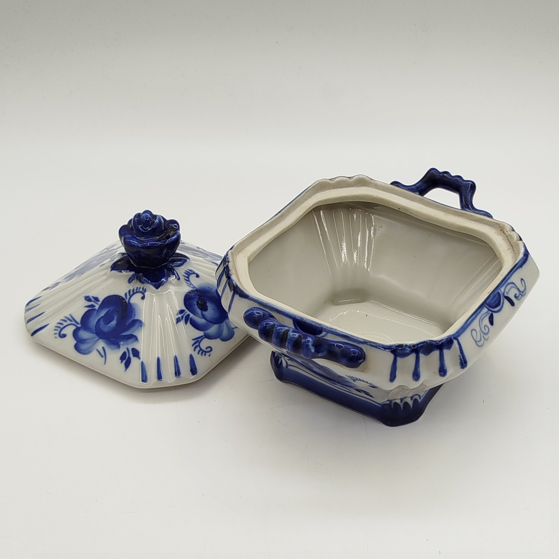 Шкатулка, украшенная цветочным декором, фарфор, роспись, Объединение «Гжель», СССР, 1972-1985 гг.