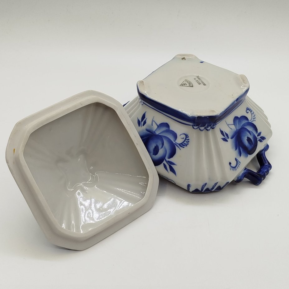 Шкатулка, украшенная цветочным декором