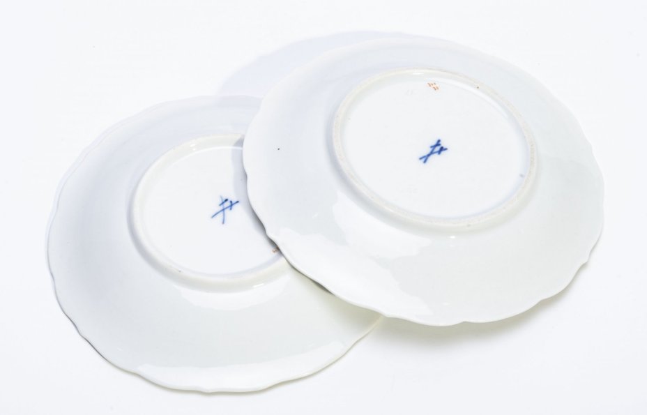 Пара блюдец с цветочным декором, фарфор, роспись, золочение, Meissen porcelain manufactory (Мейсен), Германия, 1963 г., Meissen (Мейсенский фарфор)