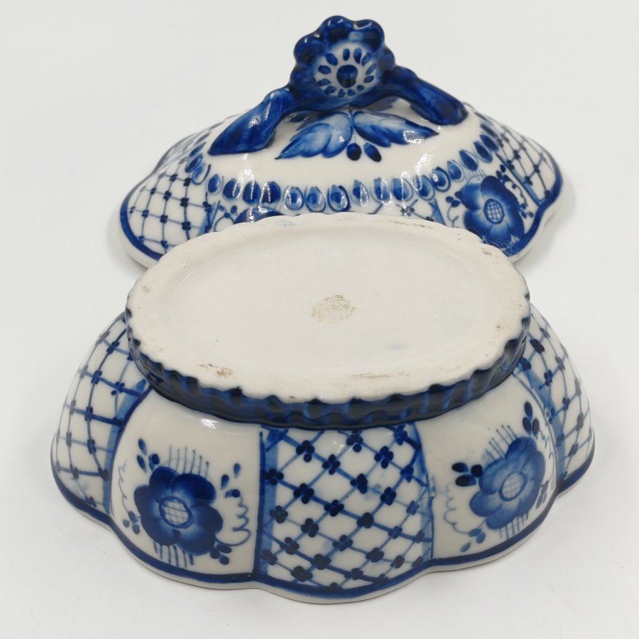 Сахарница (ёмкость для хранения), украшенная цветочным орнаментом, Гжель, фарфор, роспись