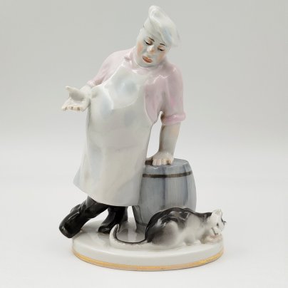 Статуэтка "Кот и повар", скульптор В.А. Михалёв, фарфор, роспись, золочение, Ленинградский фарфоровый завод (ЛФЗ), СССР, 1960-1970 гг.