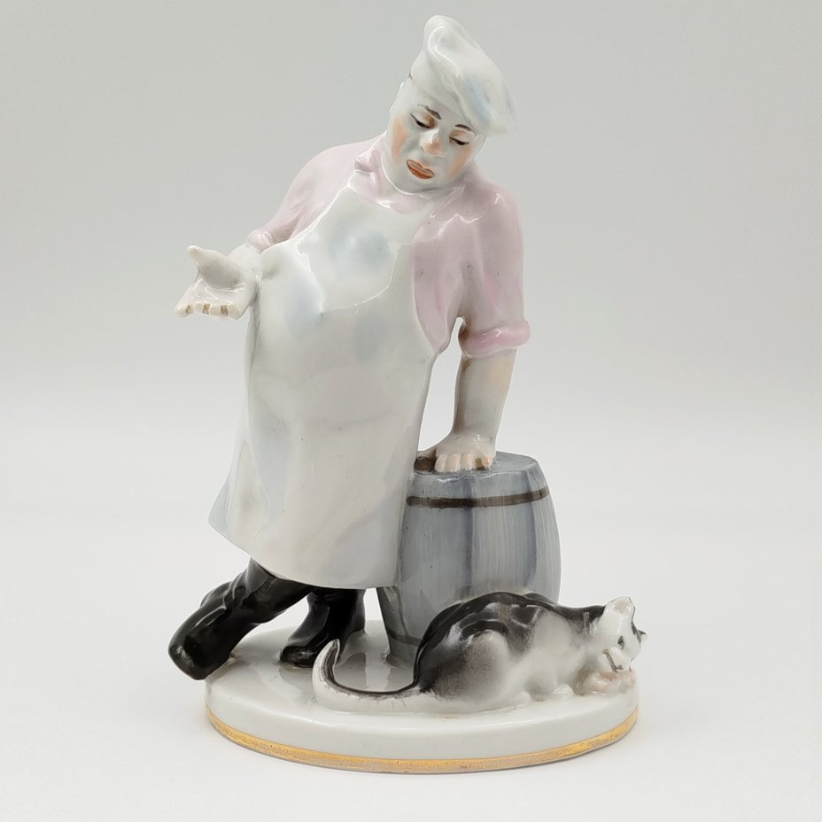 Статуэтка "Кот и повар", скульптор В.А. Михалёв, фарфор, роспись, золочение, Ленинградский фарфоровый завод (ЛФЗ), СССР, 1960-1970 гг.