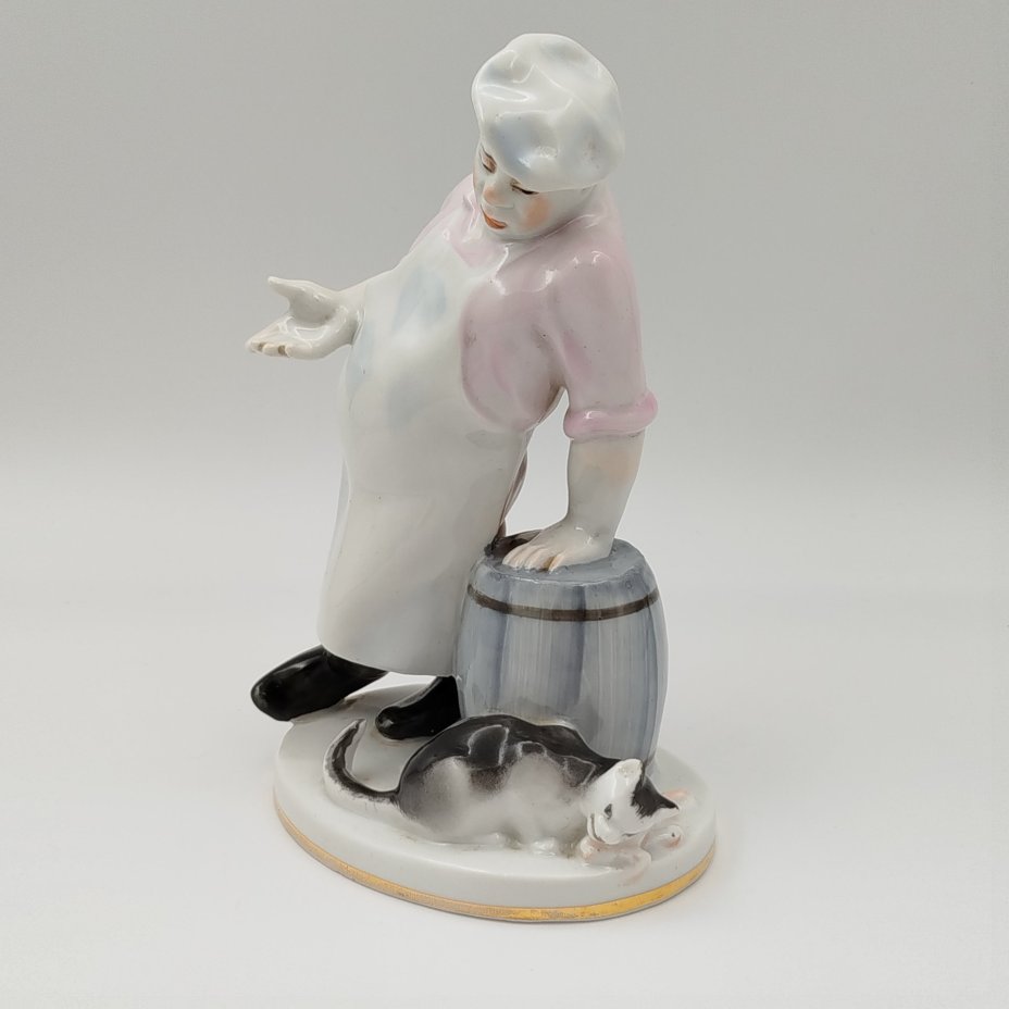 Статуэтка "Кот и повар", скульптор В.А. Михалёв, фарфор, роспись, золочение, Ленинградский фарфоровый завод (ЛФЗ), СССР, 1960-1970 гг.
