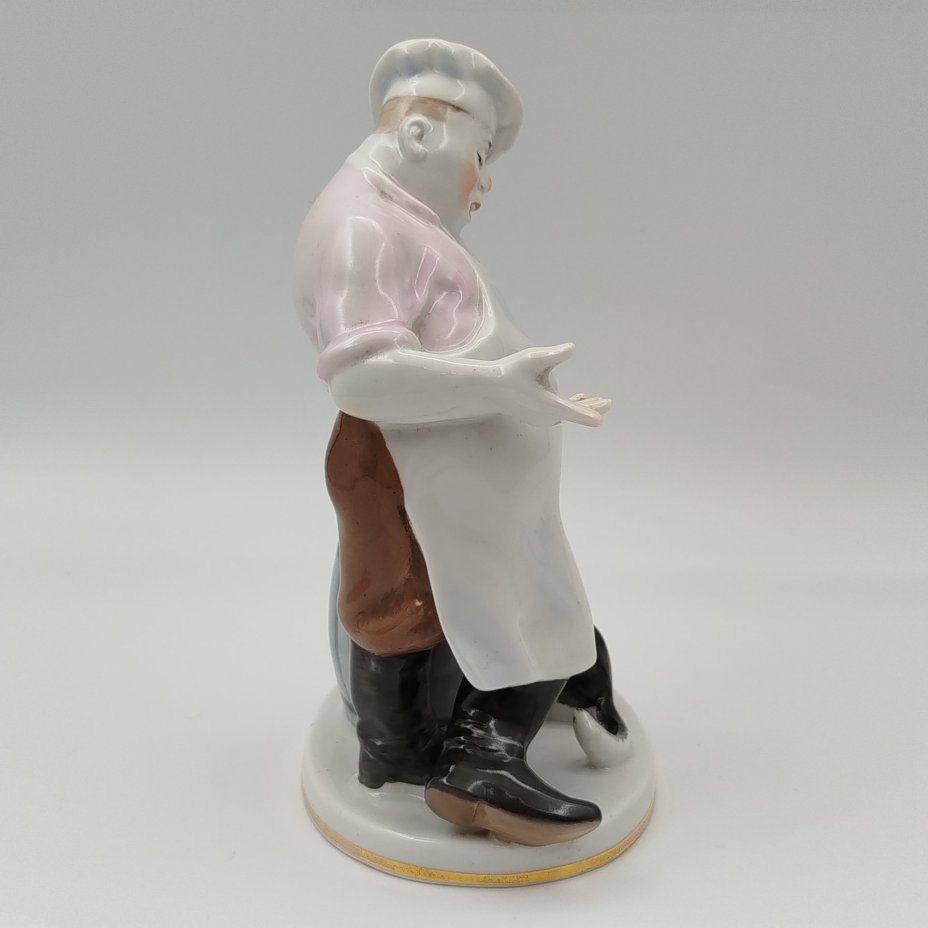 Статуэтка "Кот и повар", скульптор В.А. Михалёв, фарфор, роспись, золочение, Ленинградский фарфоровый завод (ЛФЗ), СССР, 1960-1970 гг.