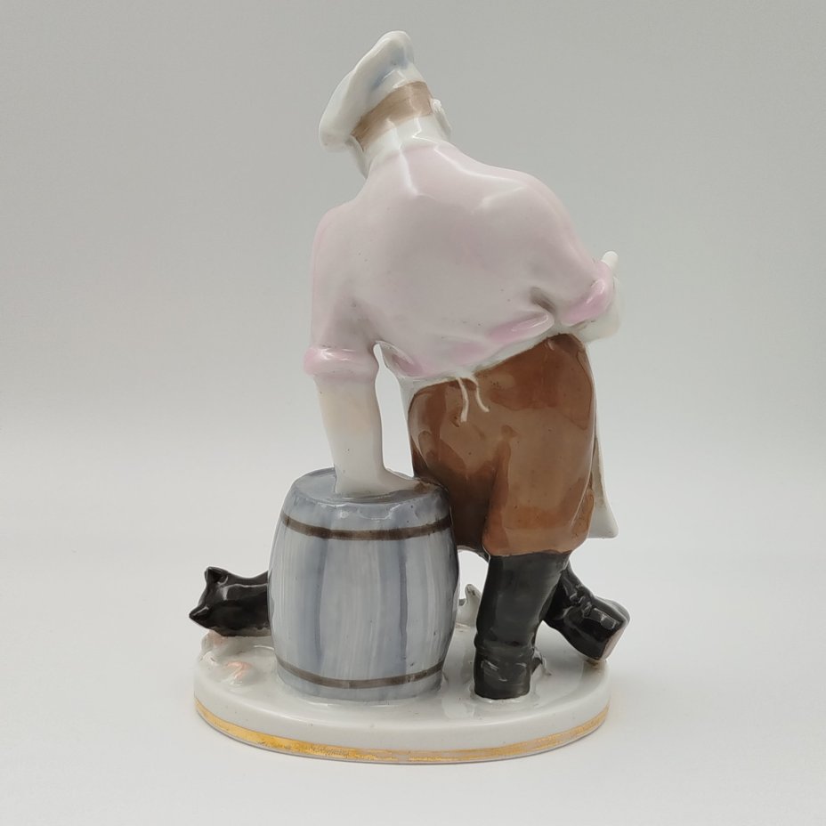 Статуэтка "Кот и повар", скульптор В.А. Михалёв, фарфор, роспись, золочение, Ленинградский фарфоровый завод (ЛФЗ), СССР, 1960-1970 гг.